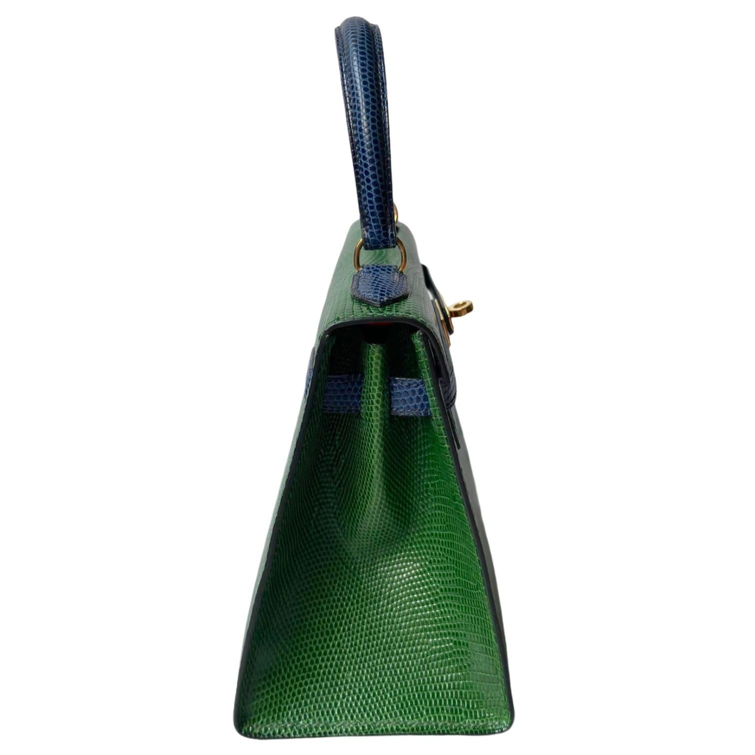 Marchio: Hermès 
Stile: Kelly Tri-color
Dimensioni: 20 cm
Colore: Vert Moyen, Blue Saphire e Rouge
Pelle: Lucertola
Ferramenta: Oro
Timbro: T 1990

Vintage eccellente: Questo articolo è vintage e presenta i naturali segni del tempo. Questo articolo