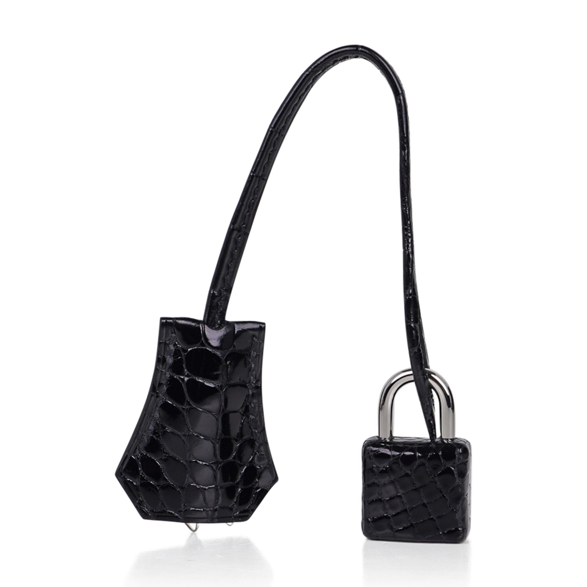 Mightychic bietet eine garantiert authentische Hermes Kelly 25 Sellier Tasche in Schwarz Alligator vorgestellt. 
Atemberaubende Kelly mit zeitlosem Palladium-Beschlag. 
Kommt mit Hermes-Signatur-Box, Regenmantel, Schulterriemen, Schläfer, Schloss,