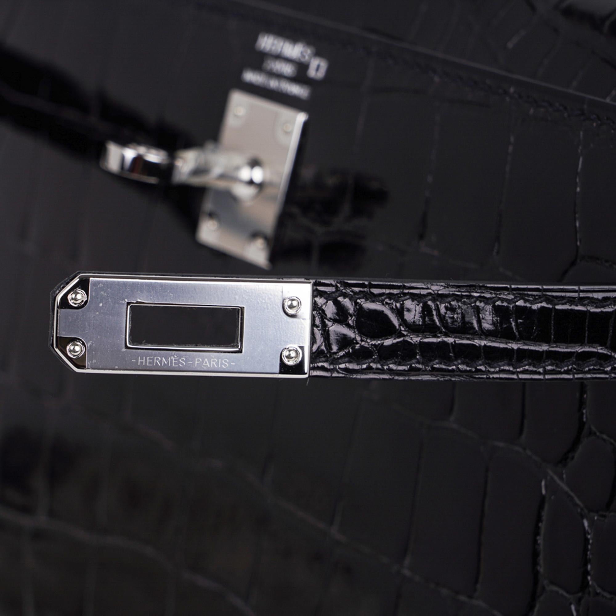 Kelly 25 Sellier Tasche aus schwarzem Alligator mit Palladium-Hardware (Schwarz)