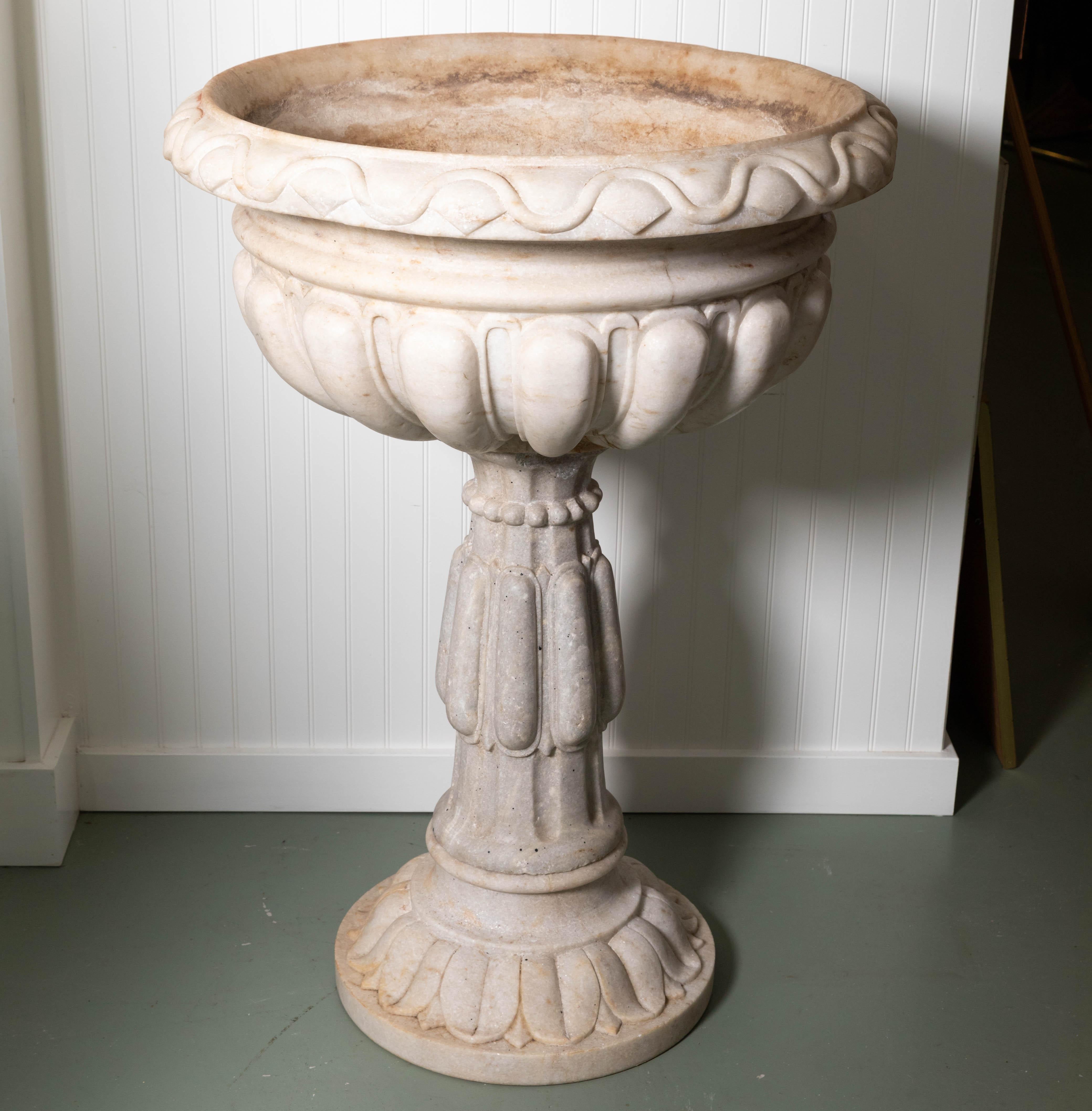 18th Century Italian Renaissance Baptismal Marble Urn For Sale 6