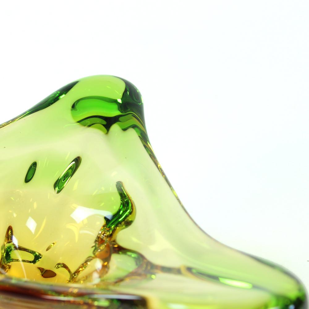 Glasschale aus Kunstglas von Frantisek Zemek für die Glasfabrik Mstisov, Tschechoslowakei im Angebot 3