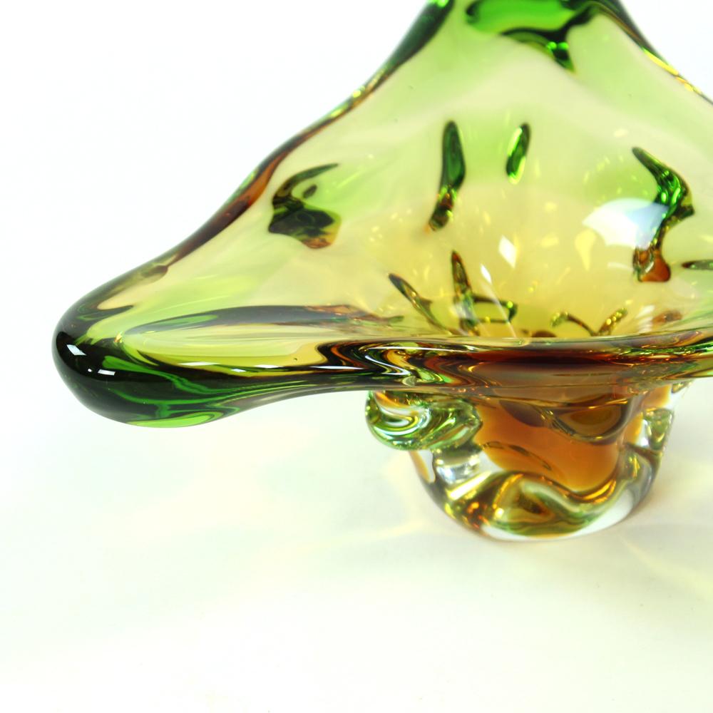 Glasschale aus Kunstglas von Frantisek Zemek für die Glasfabrik Mstisov, Tschechoslowakei im Angebot 4