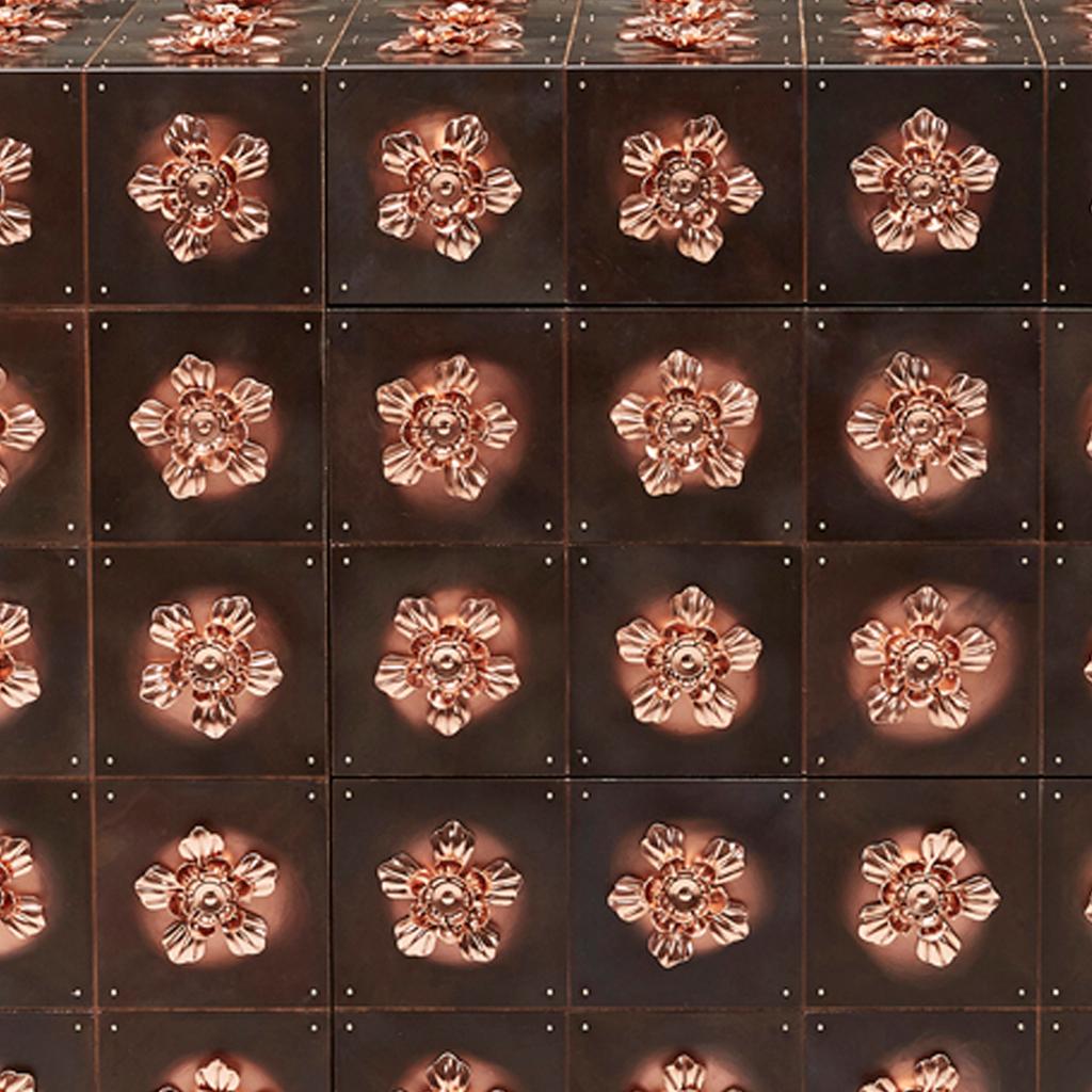 Credenza contemporanea con rosette in rame e acciaio brunito di Egg Designs in vendita 3