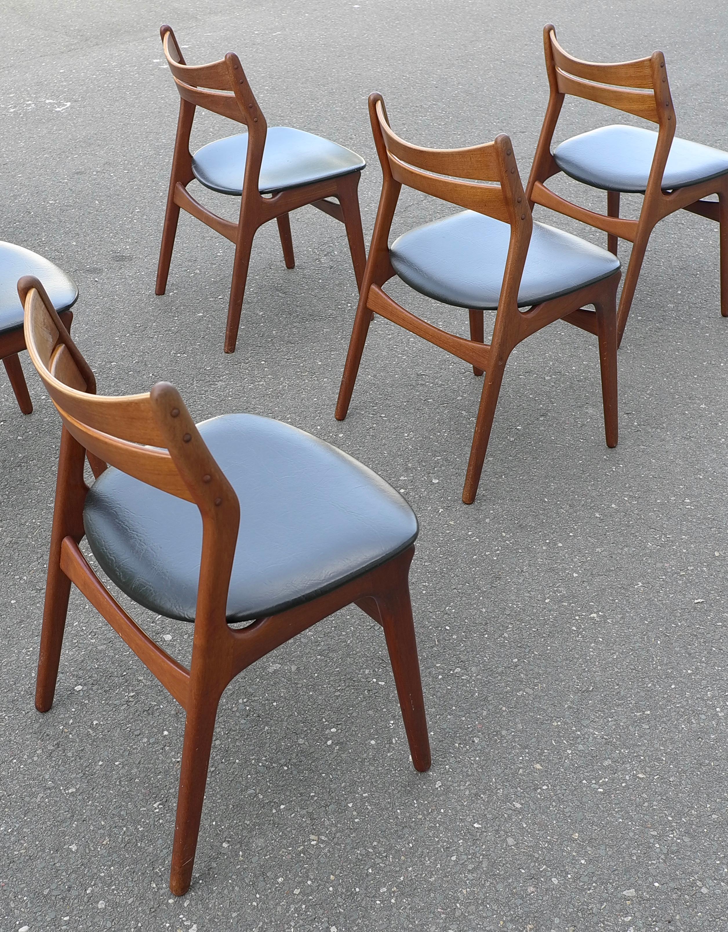 Six Erick Buch teak chairs by CHR Christensens Mobelfabrik, Denmark, 1960.

Six of these more are available but they need new upholstery. That would make it possible to create a large set of 12.