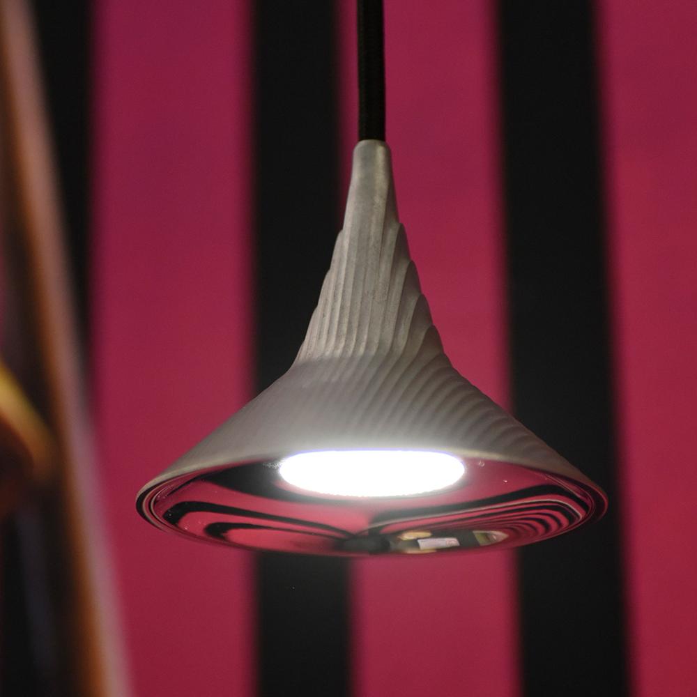 Die für das Museum in Colmar (Frankreich) entworfene Hängeleuchte Unterlinden verbindet den ästhetischen Charme eines historischen Objekts mit zeitgenössischer Technologie und Technik. 

Das wärmeableitende Gehäuse ist entweder aus