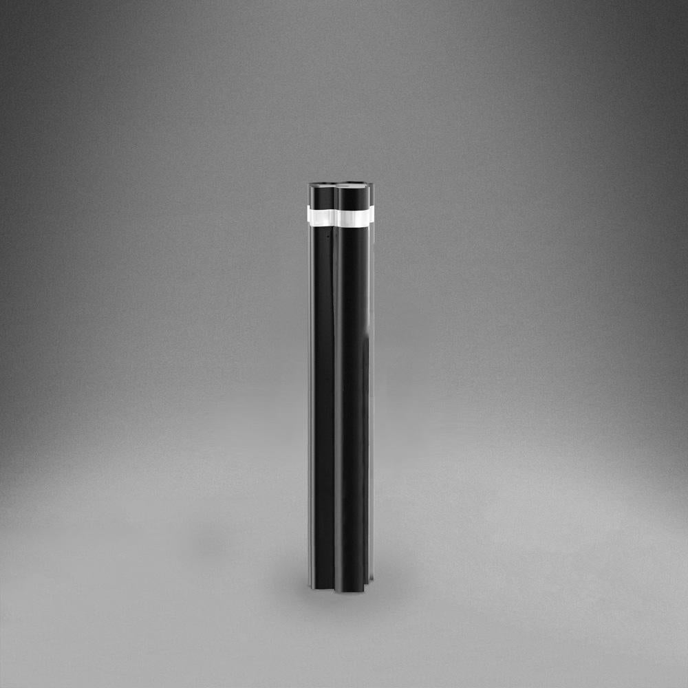 The outdoor version of Logico timeless design offers a collection of bollards available in three heights that can be used a single or combined for a triple grouping.
Garden or pedestrian usage. Extruded aluminium pole with die-cast aluminium
