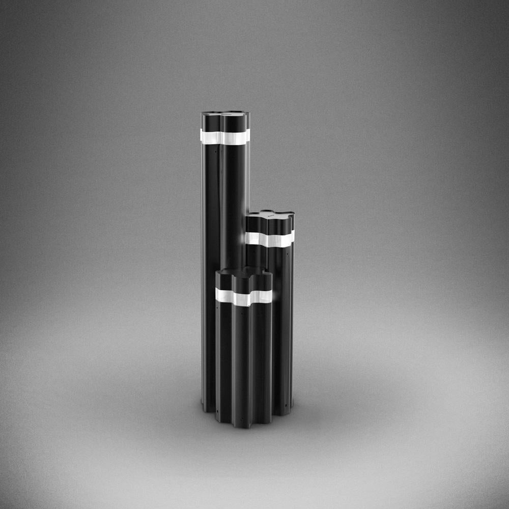 The outdoor version of Logico timeless design offers a collection of bollards available in three heights that can be used a single or combined for a triple grouping.
Garden or pedestrian usage. Extruded aluminum pole with die-cast aluminum lighting
