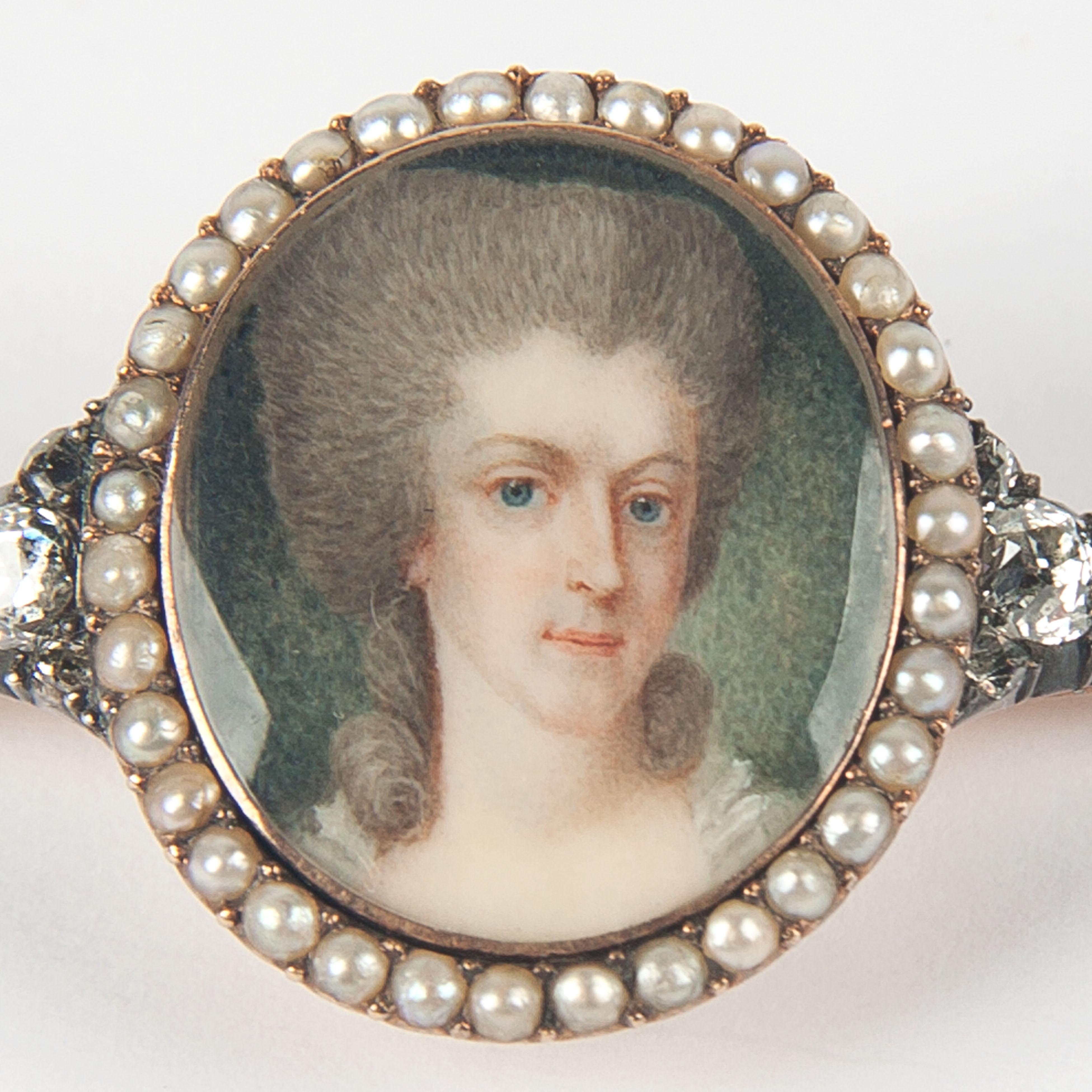 Gold portrait brooch with pearls en diamonds.