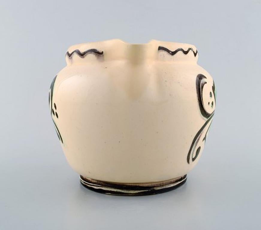 Kähler, Denmark, glazed stoneware jug.
Marked. 1920s-1930s.
Measures: 20.5 cm. x 13 cm. incl. the hank.
In perfect condition.