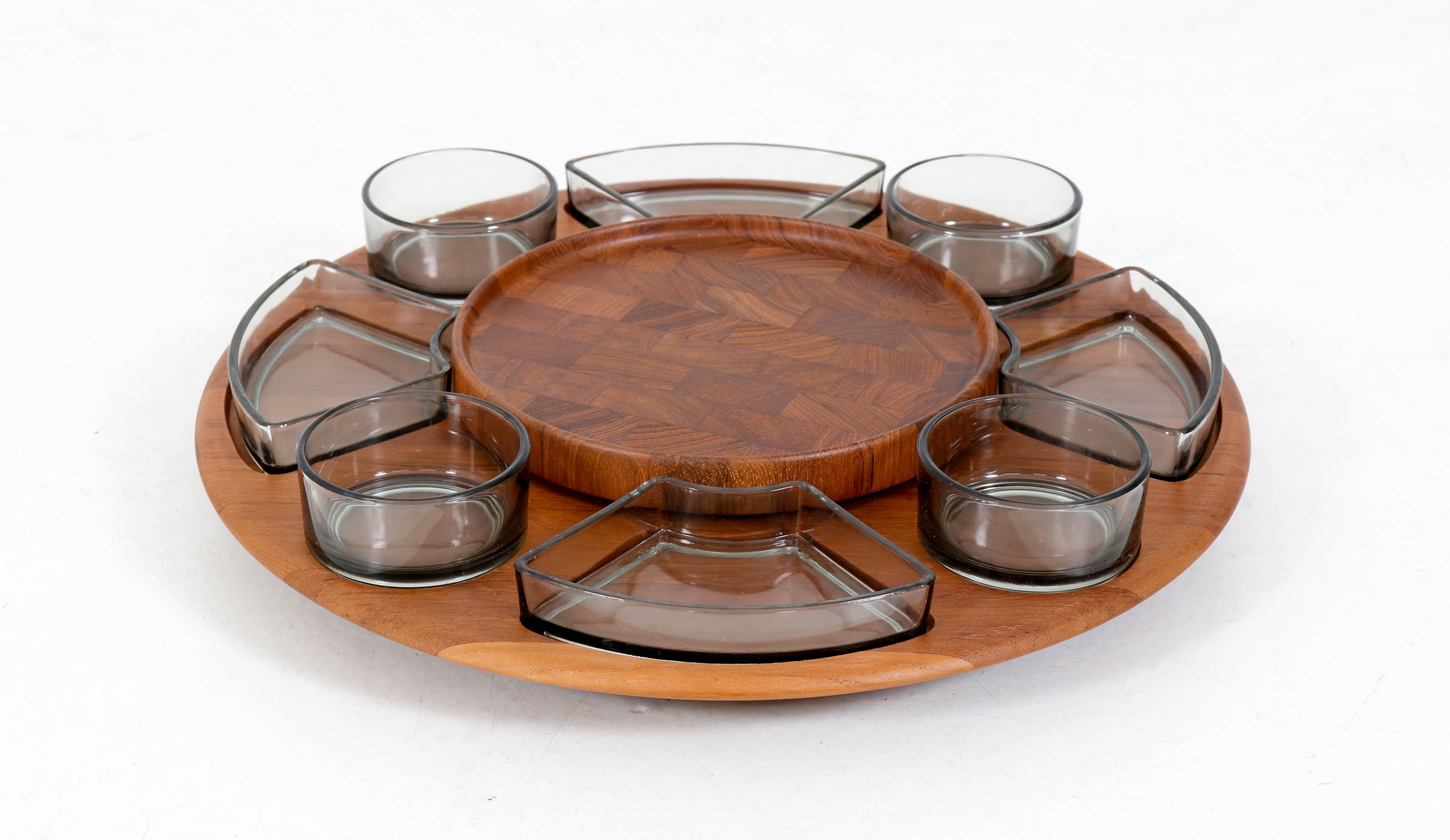Offered by Amsterdam Modernism:
Elegant Mid-Century Modern table-carousel by Digsmed.
Striking Danish design from the 1950s.
Seven original glass bowls for different snacks.
Comes with original cardboard box, the cardboard is not in good