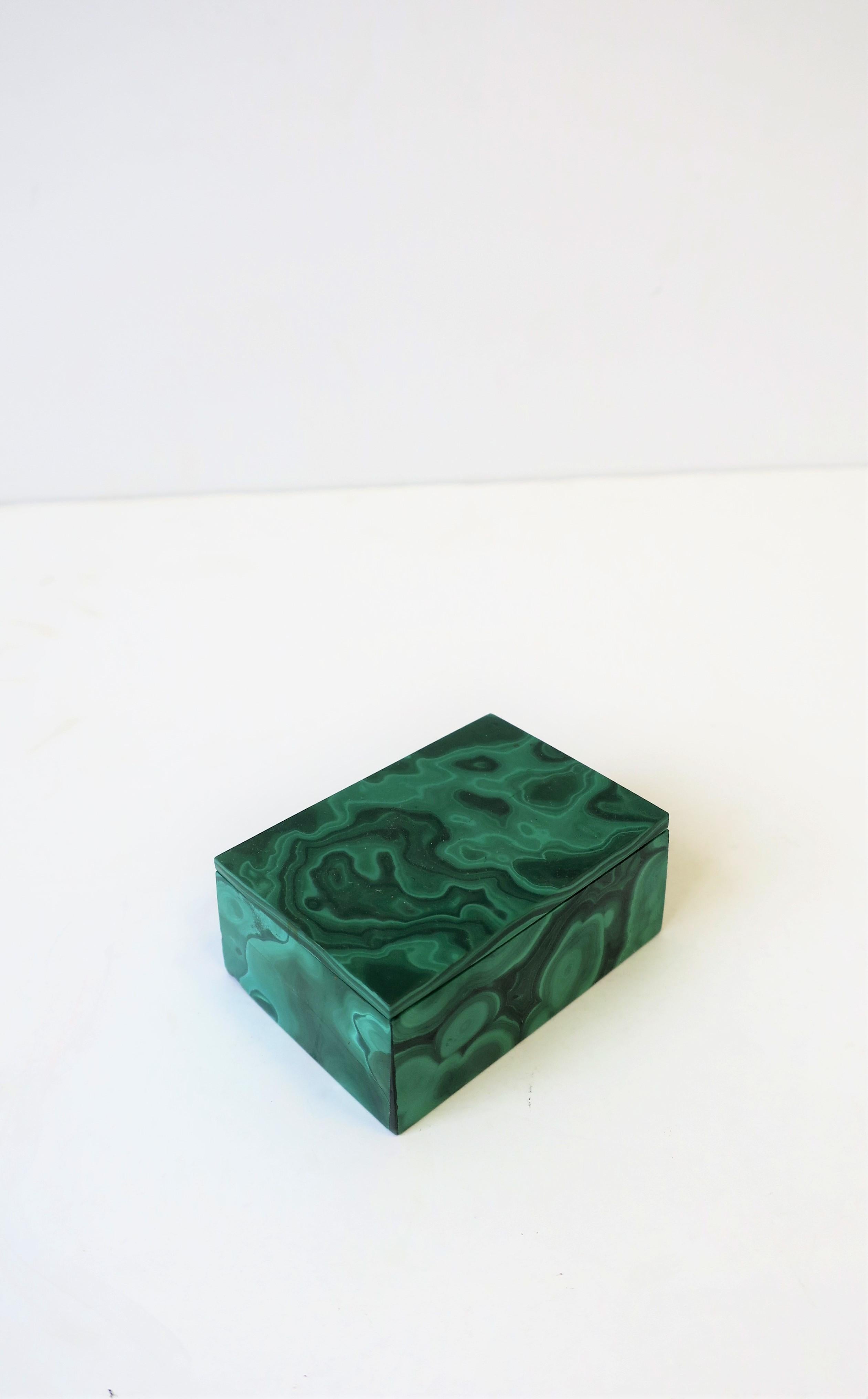 A beautiful small vintage green Malachite box. Box can hold jewelry (as demonstrated) or other small items. 

Box measures: 1.75
