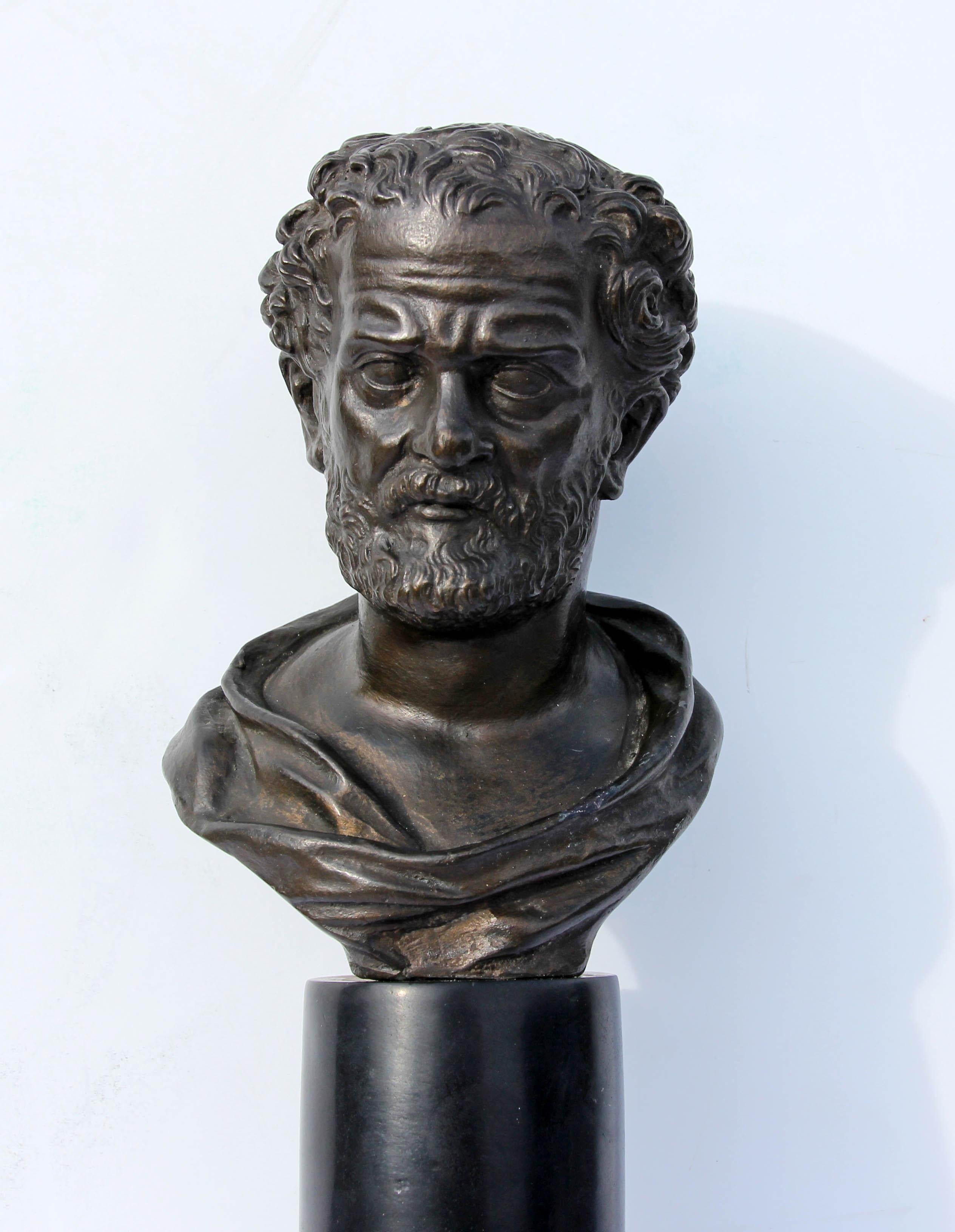 Buste d'Héraclite de grand tourisme. Philosophe grec du 6e-5e siècle avant J.-C. D'après le portrait en buste retrouvé à Herculanum. Buste en métal bronzé sur piédestal de composition:: XIXe siècle.