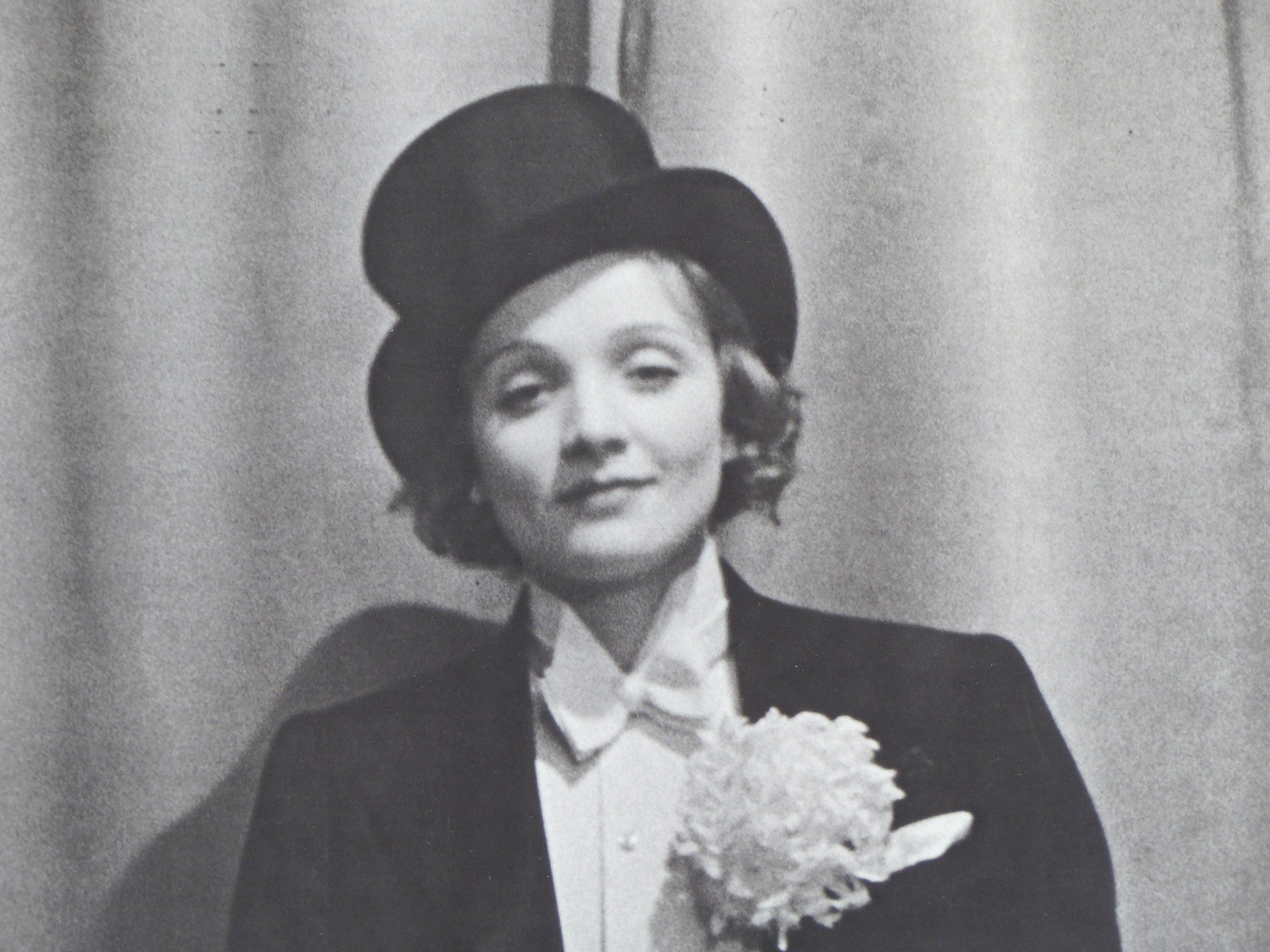 Poster de Marlene Dietrich par Alfred Eisenstaedt, signé à la main par le photographe

L'affiche proposée à la vente est une photo prise par Alfred Eisenstaedt (1898-1995) de la starlette hollywoodienne Marlene Dietrich en 1929. Cette affiche a été
