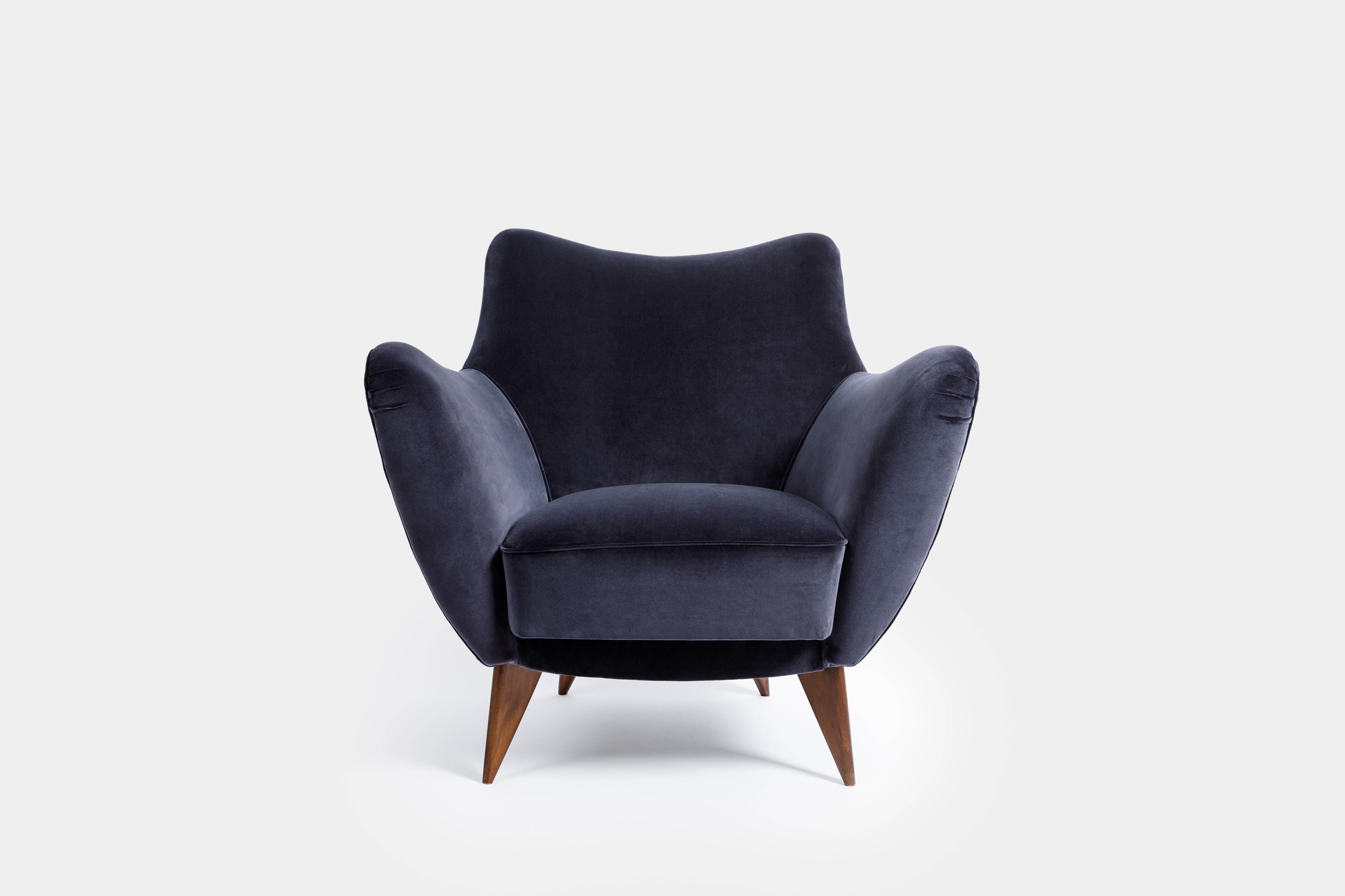 Sculptural and elegant 'Perla' armchair by Guglielmo Veronesi for ISA Bergamo. Slightly curved back with gently outstretched arms ending in distinctly tapered legs. Fully restored and reupholstered in navy velvet upholstery.

Literature:
Domus,