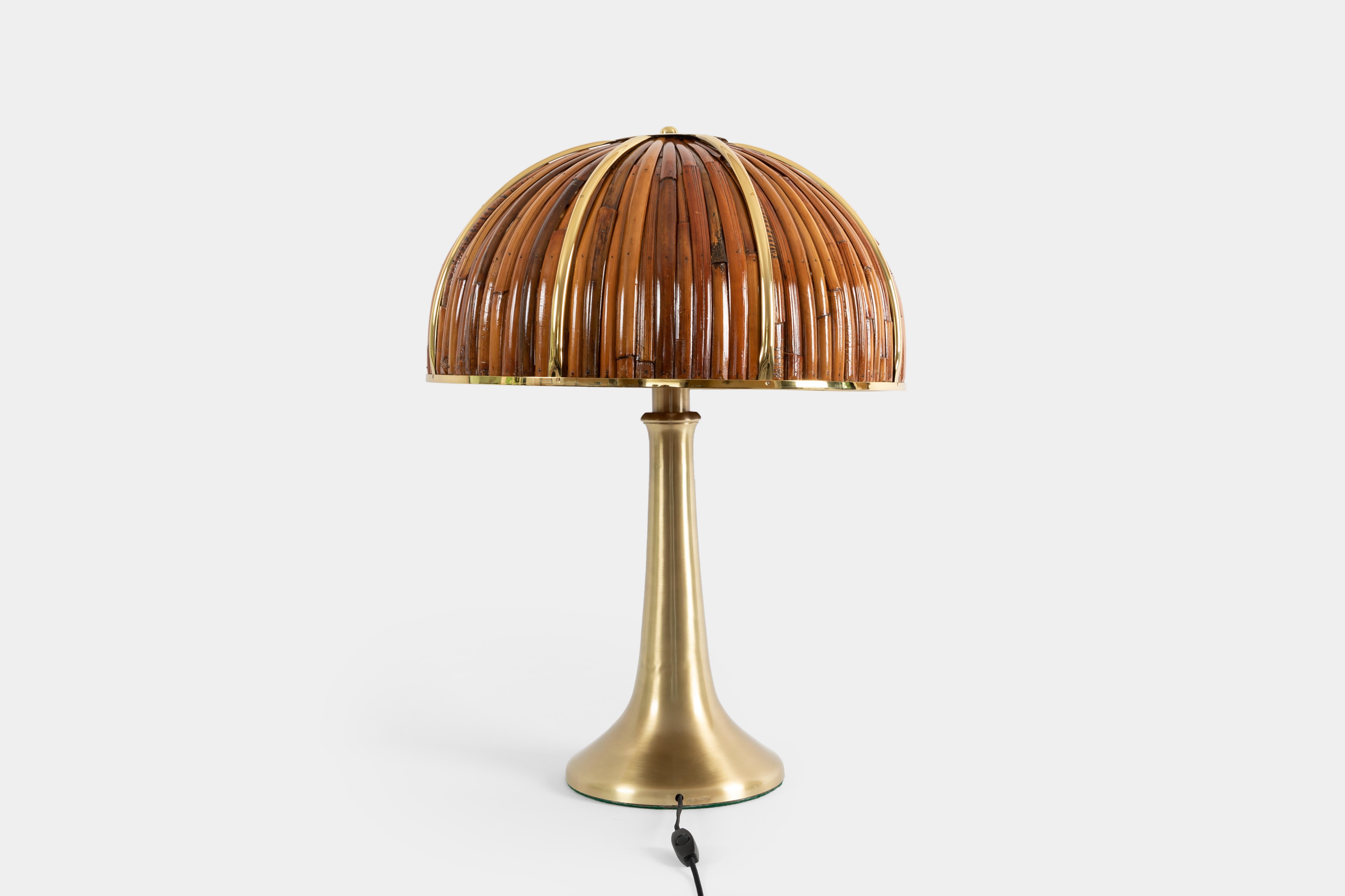 Large and striking 'Fungo' table lamp from the iconic Rising Sun Series with lacquered bamboo and polished brass dome shade and elegant flared brass base in a brushed gold finish, Italy, 1970s. Impressed with facsimile signature and artist’s cipher