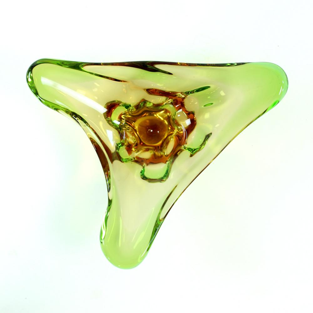 Beeindruckende Schale aus Kunstglas, entworfen von Frantisek Zemek als Teil seiner Niagara Collection'S. Produziert von der Glasfabrik Mstisov in der Tschechoslowakei in den 1960er Jahren. Die von Zemek entworfene Niagara-Kollektion wurde durch das