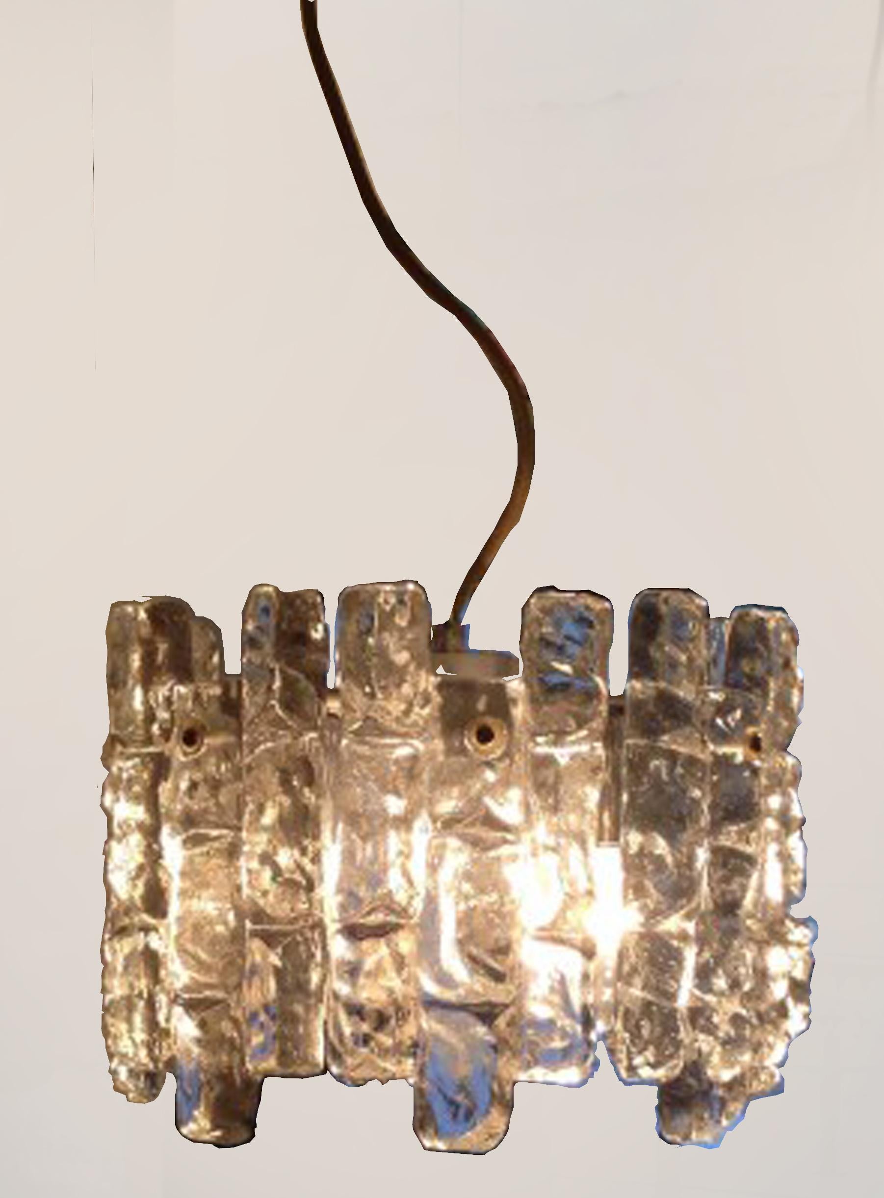 Murano glass chandelier manufactured by Kalmar in Austria in 1970. The lamp features a metal painted structure with eight pieces of Murano ice glass.
The lamp has been rewired with a gold colour textile electrical wire and the original chain