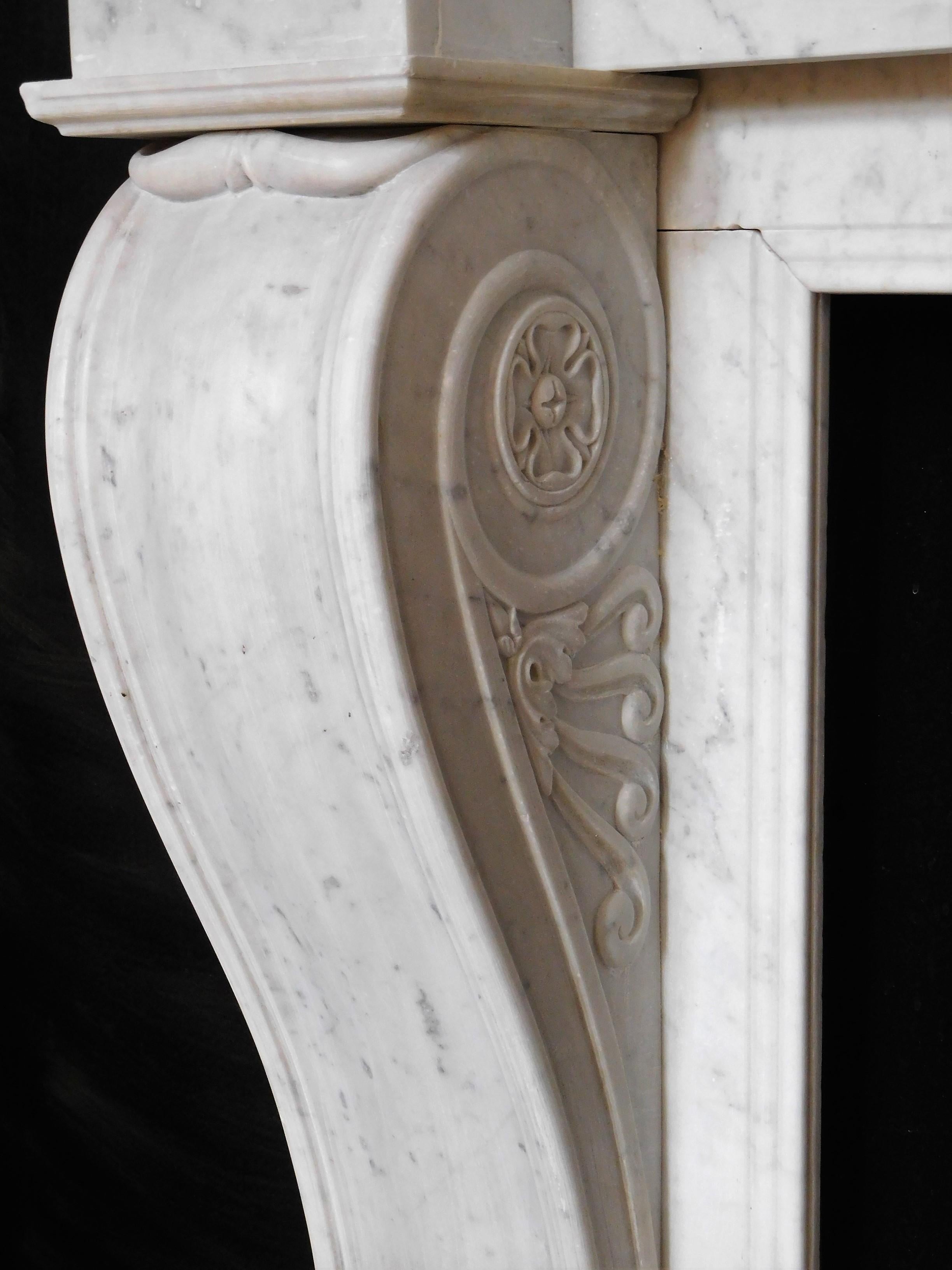 An imposing and beautiful Empire II fireplace, very, very nicely carved in subtly veined Carrara Marble.
This marble has a semi-statuary quality which adds a distinct shine and raffinée.
Origin: a Maison Maitre, centre Brussels. This fireplace,