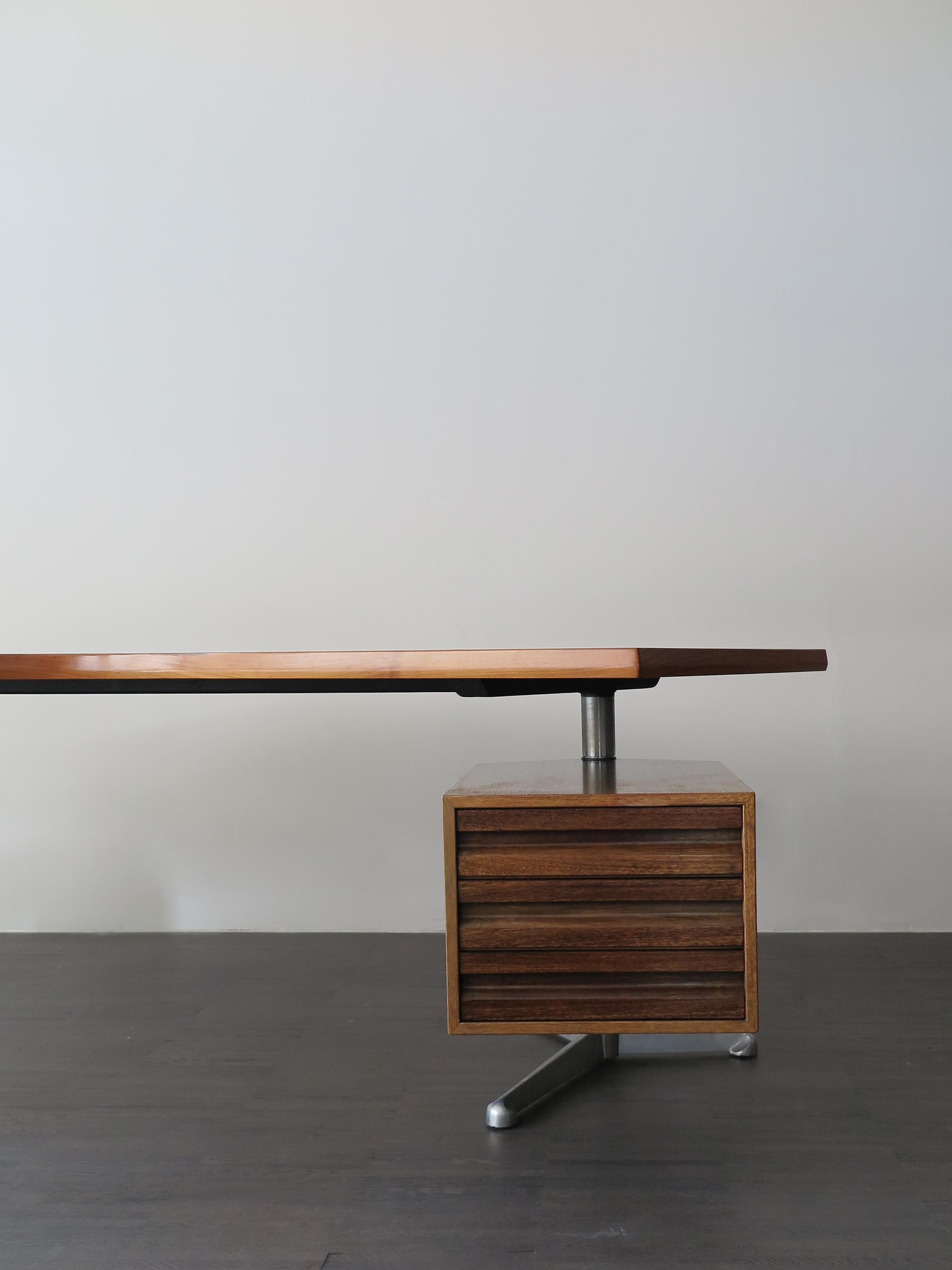 1950s walnut executive desk model T96 ‘Boomerang’ designed by italian Osvaldo Borsani and produced by Tecno Milano, the top has the characteristic shape of a boomerang, floating pedestal on right side and longer return on left, both rotate 360