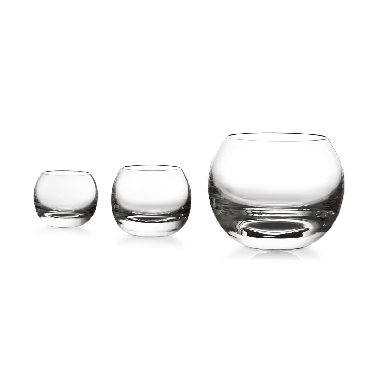 Whiskyglas aus geblasenem Glas in einer Form. Die Tulip-Kollektion ist eine Glaswarenfamilie von Aldo Cibic, der diese Stücke auf der Grenze zwischen klassischem und postmodernem Design entworfen hat. Die kühn-schlichten geometrischen Formen sind