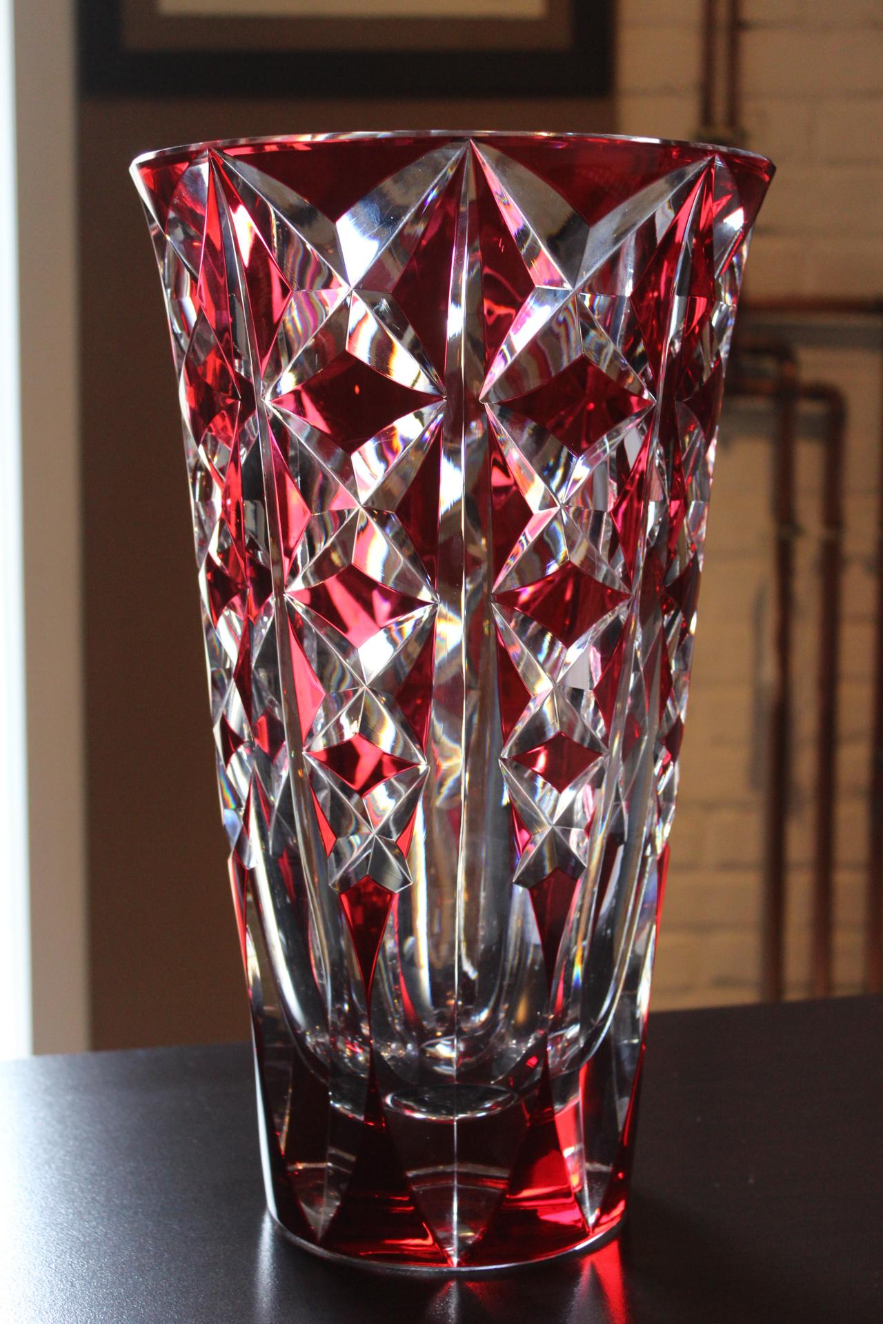 Die Cristalleries de Saint-Louis bescheinigen hiermit, dass ihre Glasmeister und Schleifer mit ihrem über vierhundertjährigen Fachwissen das Kristall geblasen, geformt und dekoriert haben, um diese außergewöhnliche Vase herzustellen.
Dieses Stück