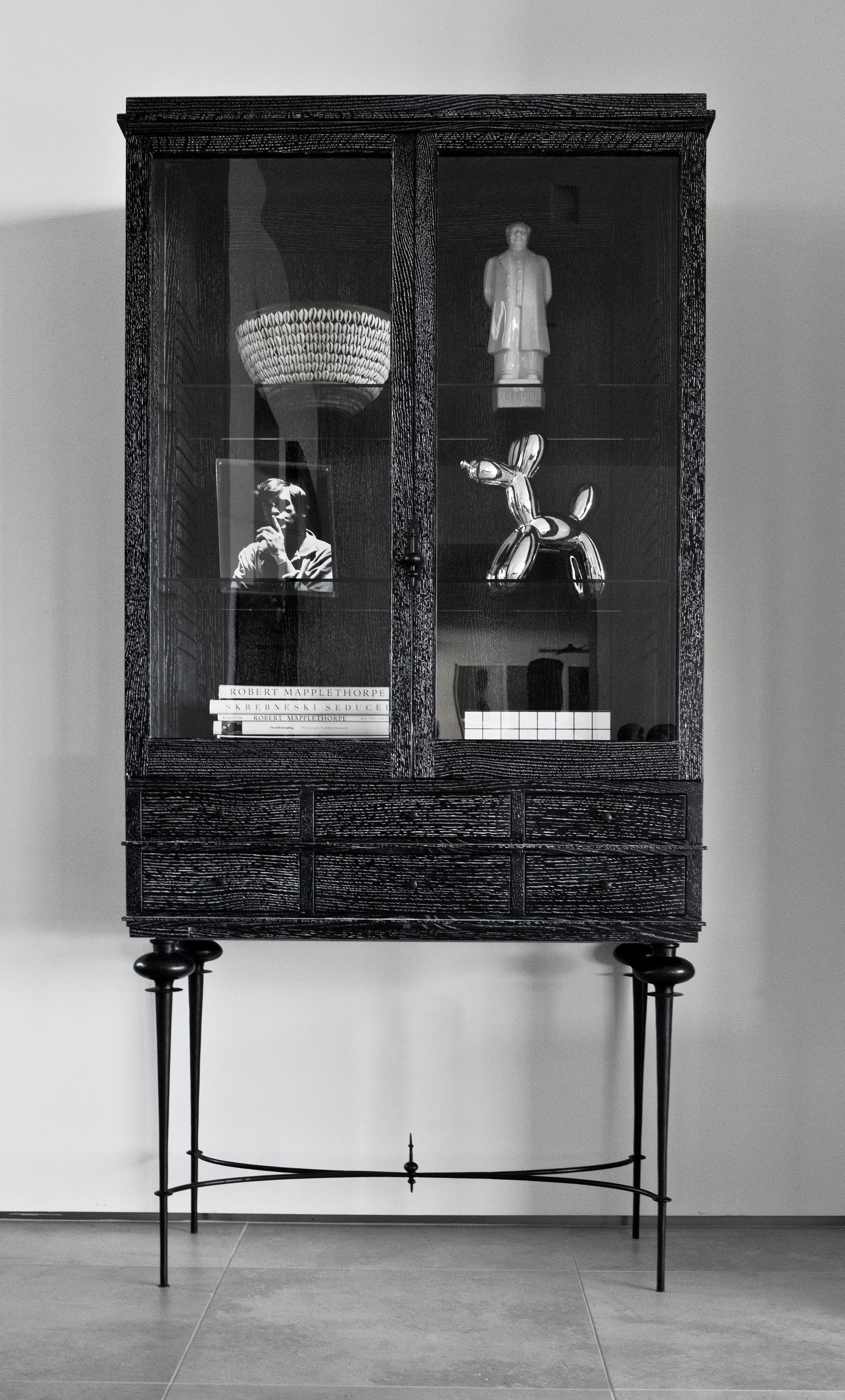 Ce cabinet de curiosités est l'une des pièces phares de la collection de meubles artisanaux de luxe du Baker Hesseldenz Studio.  Inspiré par les minarets des mosquées d'Istanbul, en Turquie.  Madame Curio, avec sa délicate base en bronze coulée à la