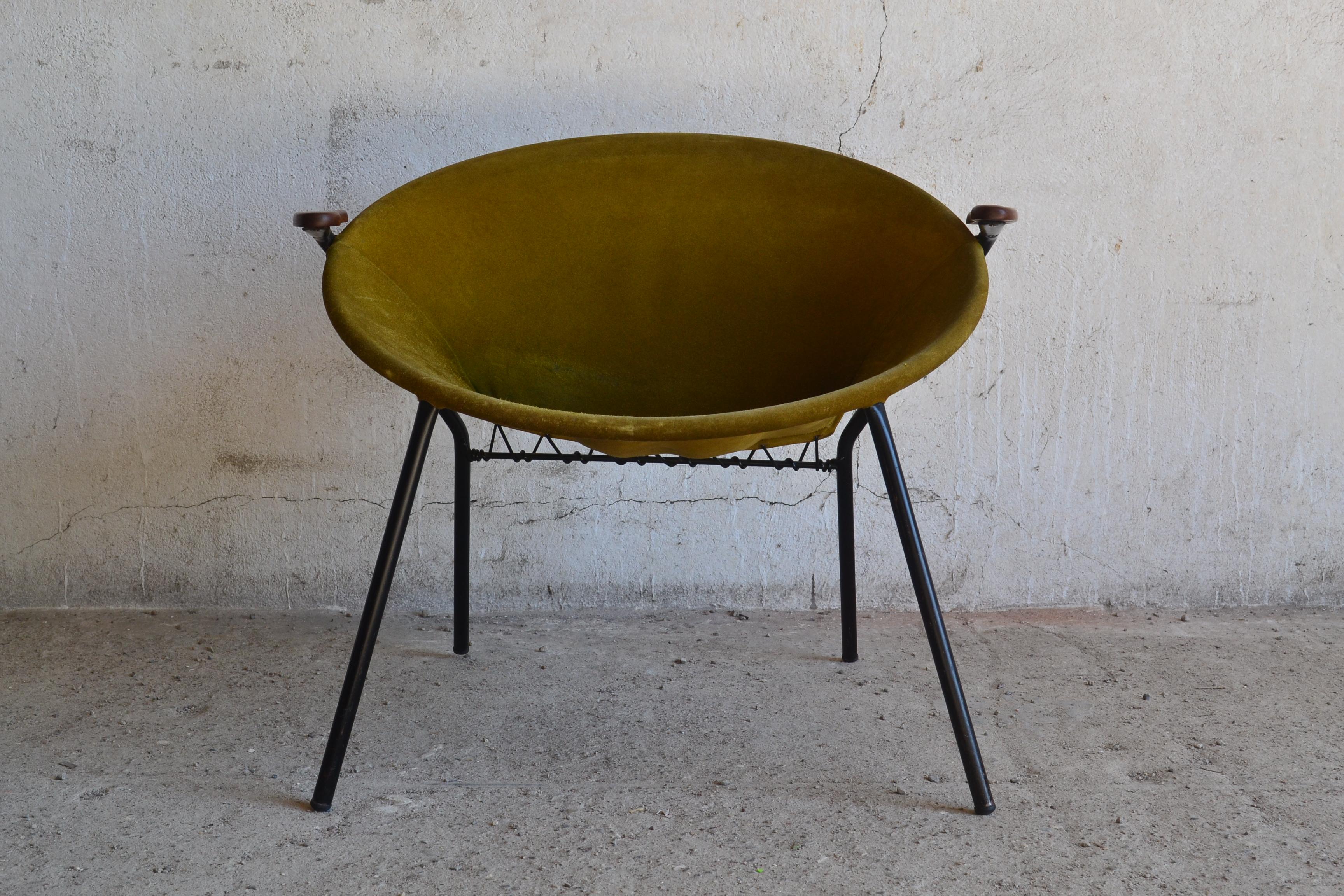 - Balloon chair manufactured by Lea and designed by Hans Olsen in 1955
- Original without any restoration
- Discoloration due to age
- Armrests made from teak wood.