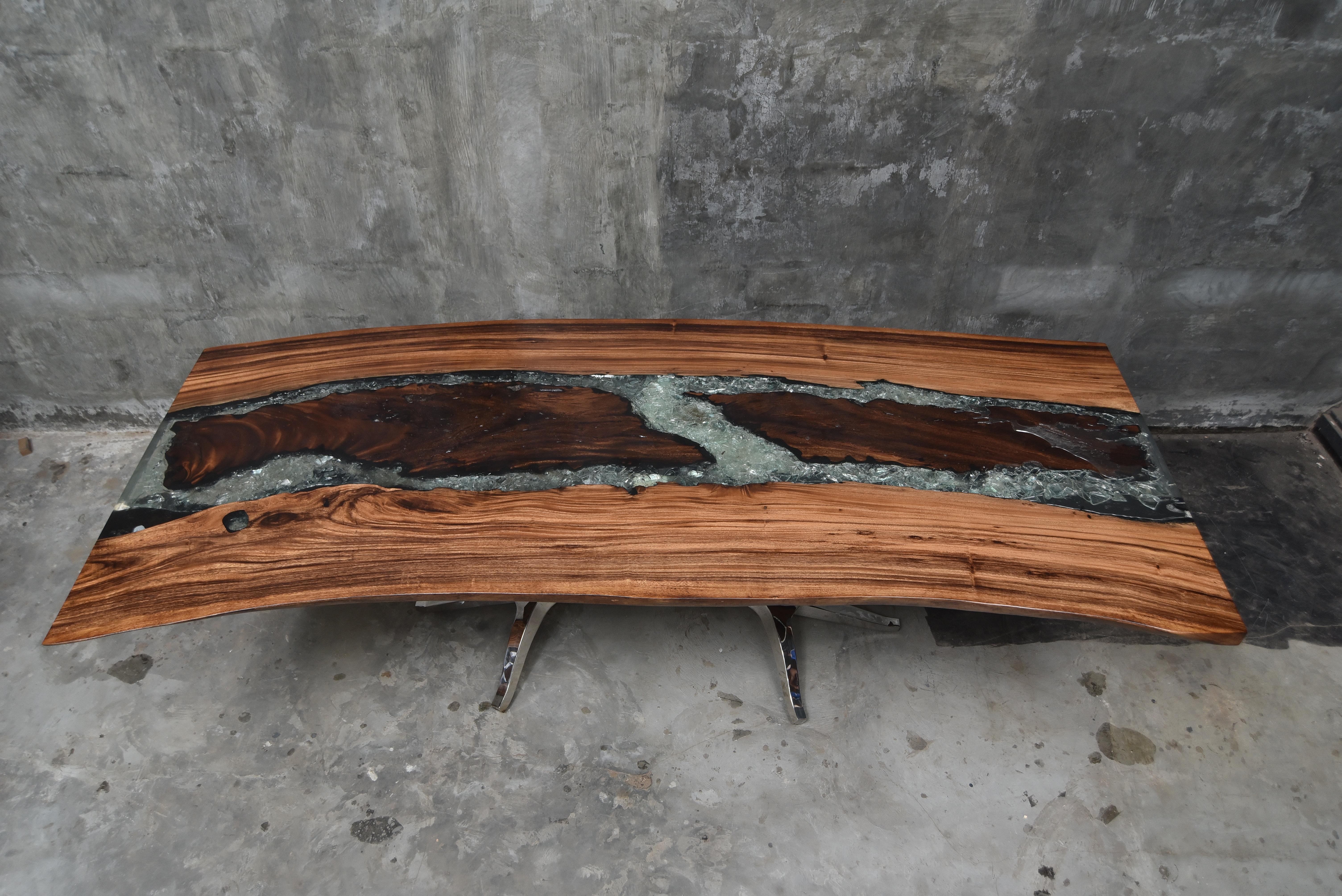 Grand bureau (table de salle à manger) recouvert de résine et d'un plateau en bois courbé. Base en acier avec finition chromée.