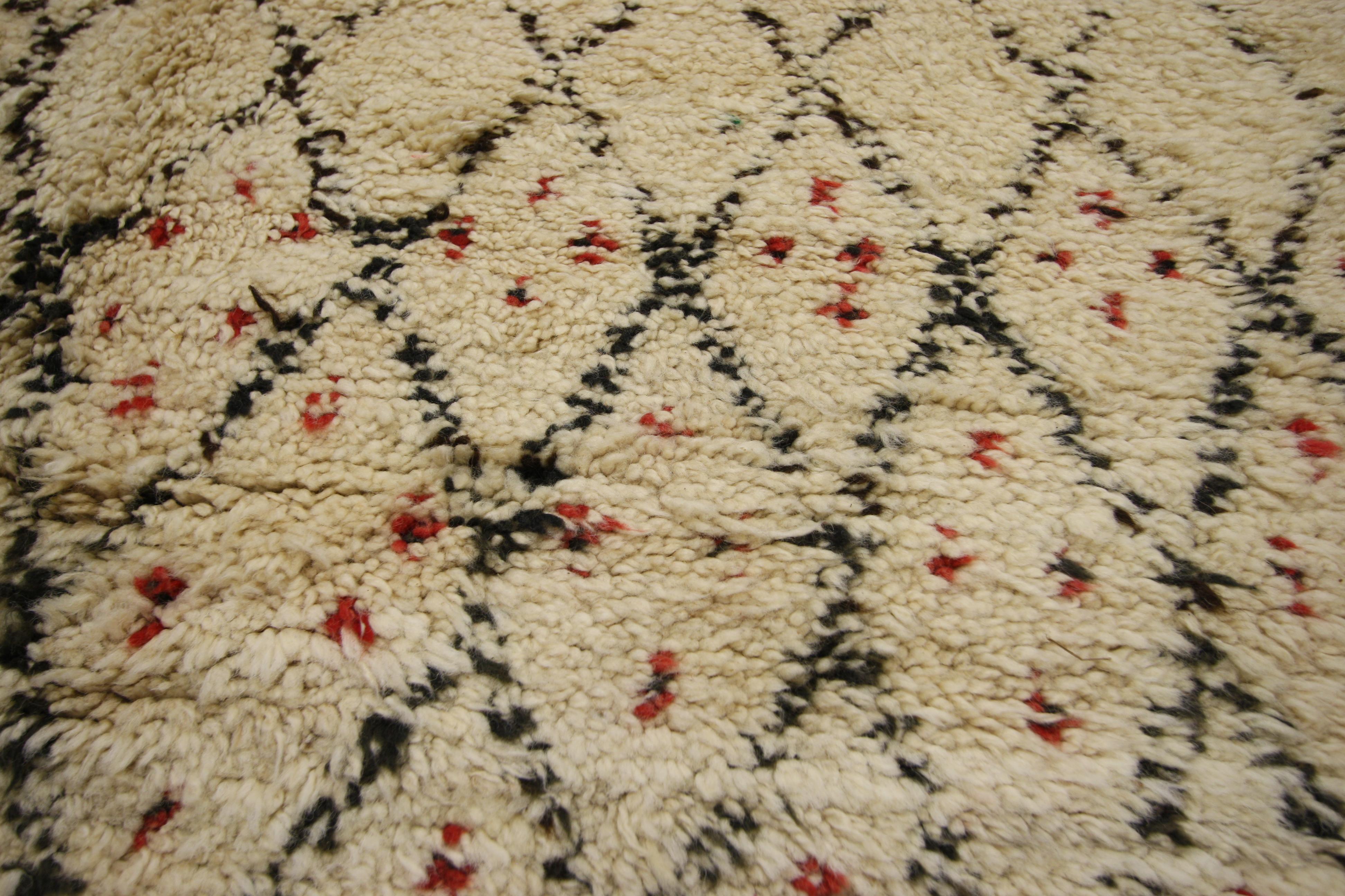 20696, Alfombra bereber marroquí azilal vintage con estilo moderno de mediados de siglo. Esta alfombra marroquí Azilal vintage de lana anudada a mano presenta un diseño de rombos adornado con símbolos tribales desconcertantes que parecen motas de