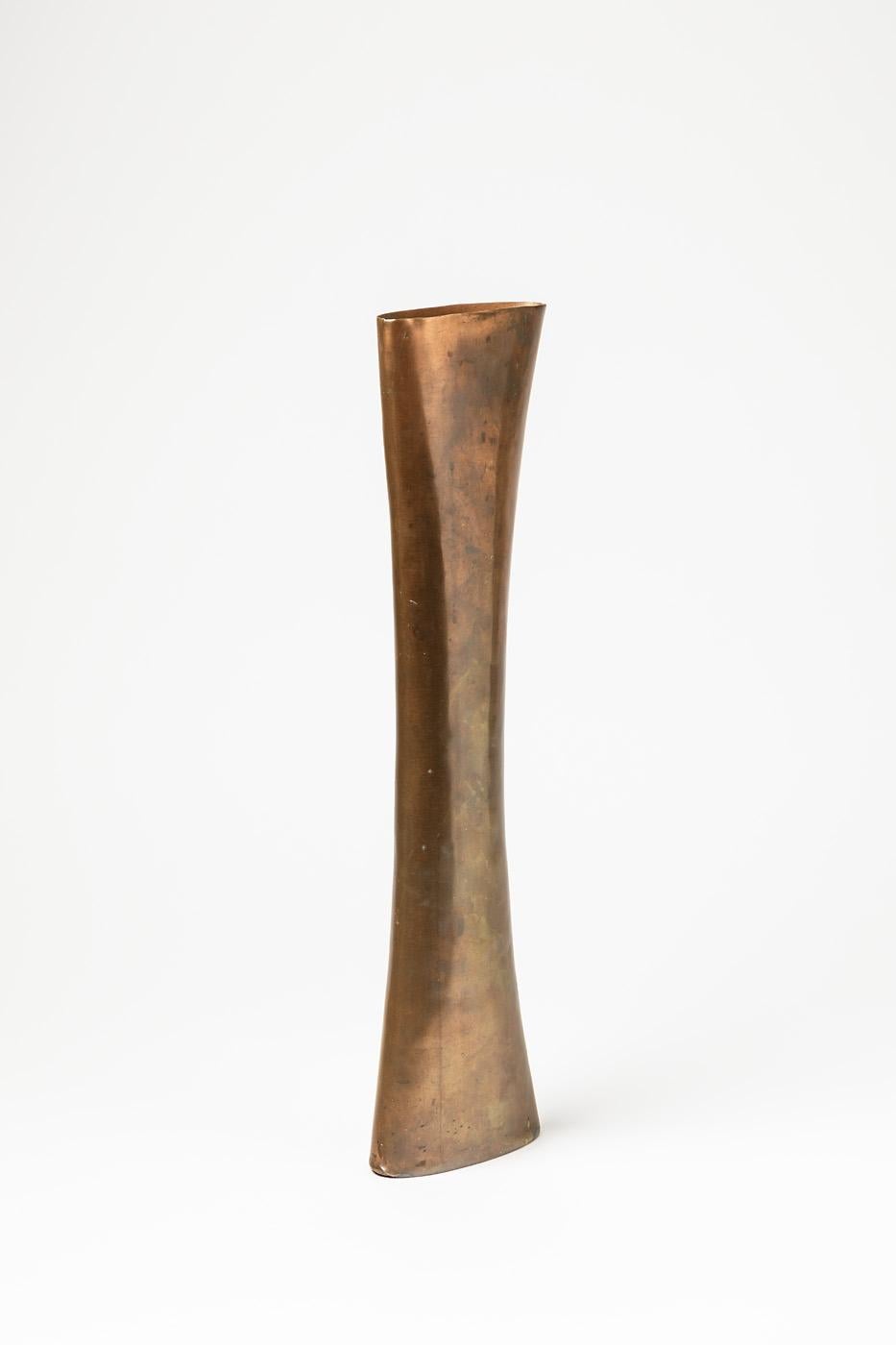 Elegant free form for this metal vase, 

circa 1970.

Good original conditions. 

Dimensions: 50 x 13 x 5cm.