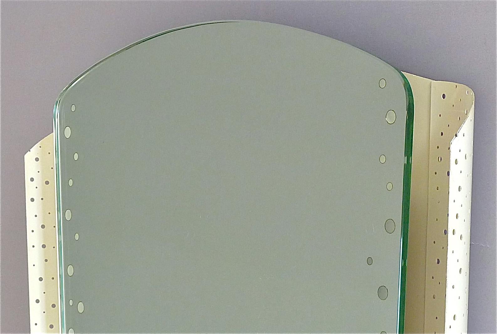 Großer beleuchteter Spiegel Igl für Hillebrand, weiß emailliertes Messing, Mategot-Stil  (Moderne der Mitte des Jahrhunderts) im Angebot