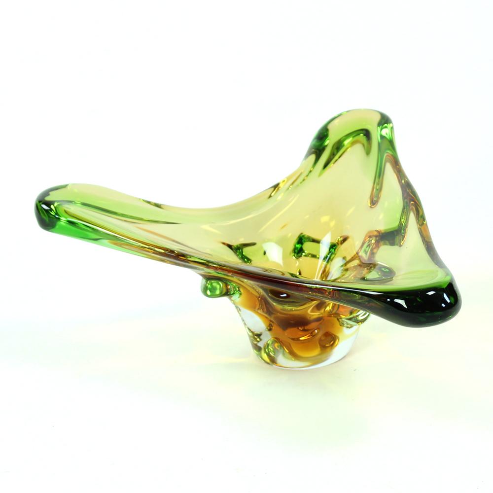 Glasschale aus Kunstglas von Frantisek Zemek für die Glasfabrik Mstisov, Tschechoslowakei (Moderne der Mitte des Jahrhunderts) im Angebot