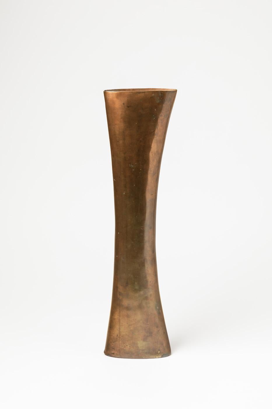 Schöne Vase in freier Metallform, hergestellt in Frankreich, um 1970 (Französisch) im Angebot