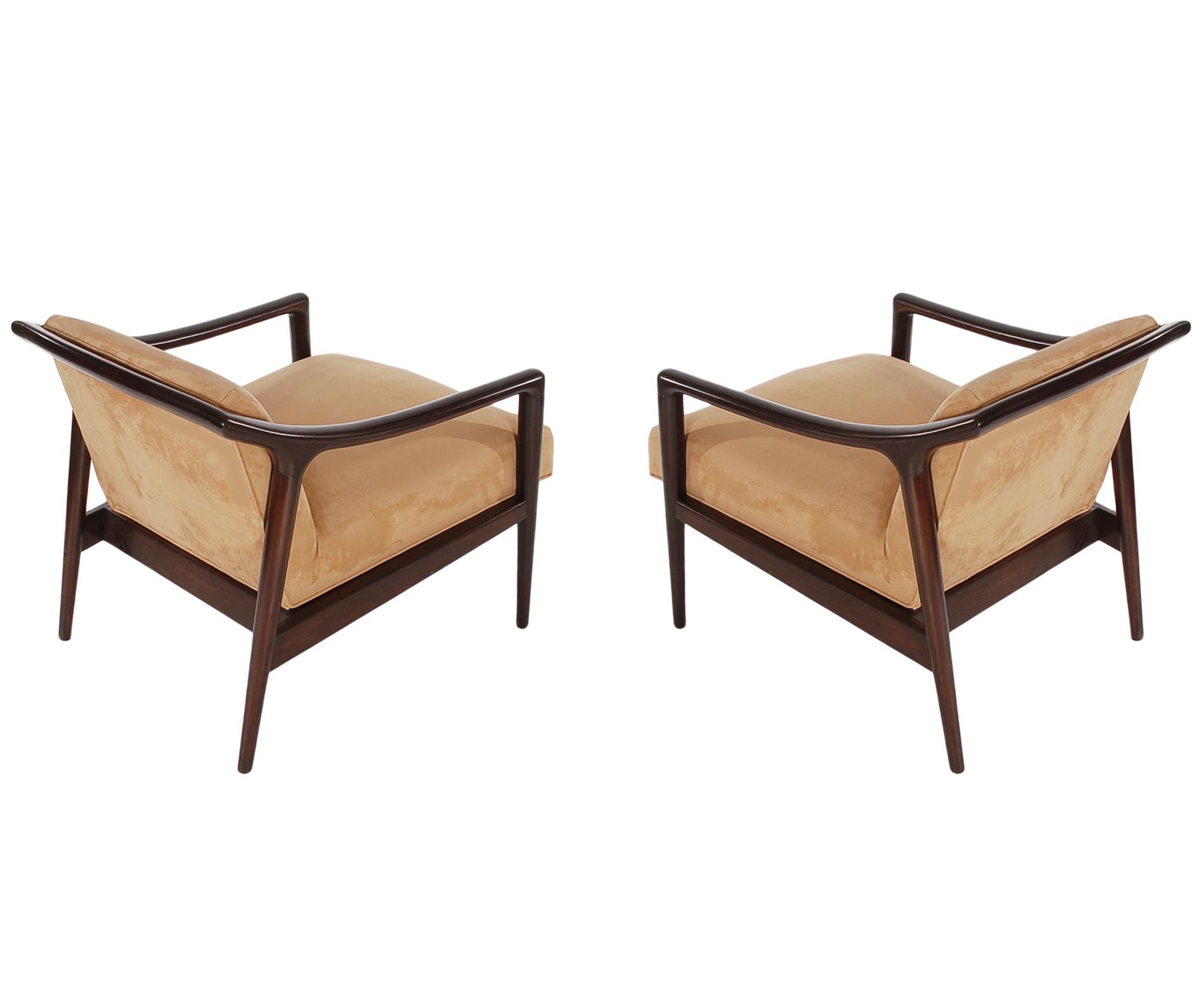 Pair of Midcentury Italian Modern Lounge Chairs in Walnut after Gio Ponti In Excellent Condition In Philadelphia, PA