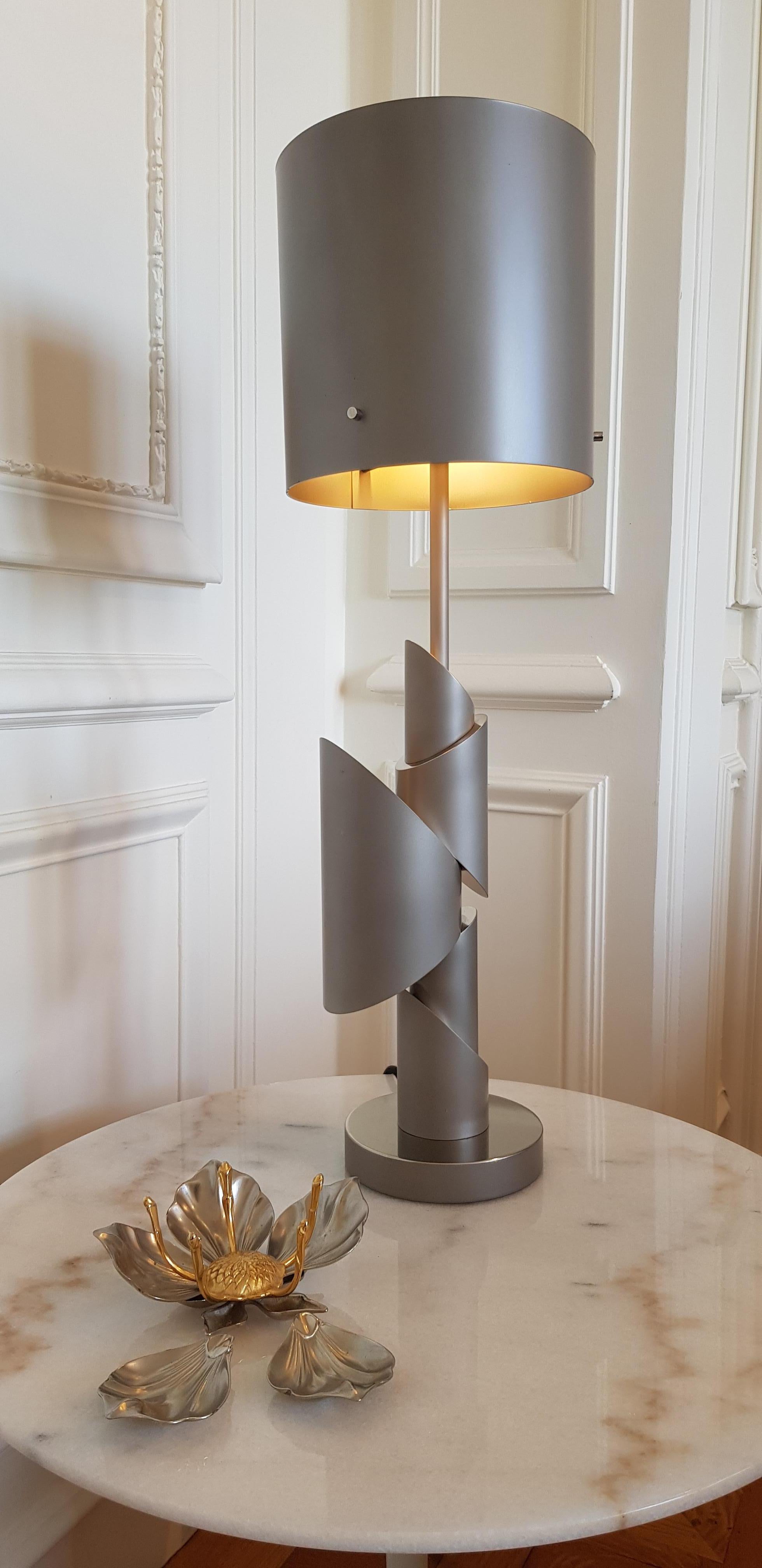 KRS III Table Lamp with Sandblasted and Mirror Polished Nickel Finish (Französisch)