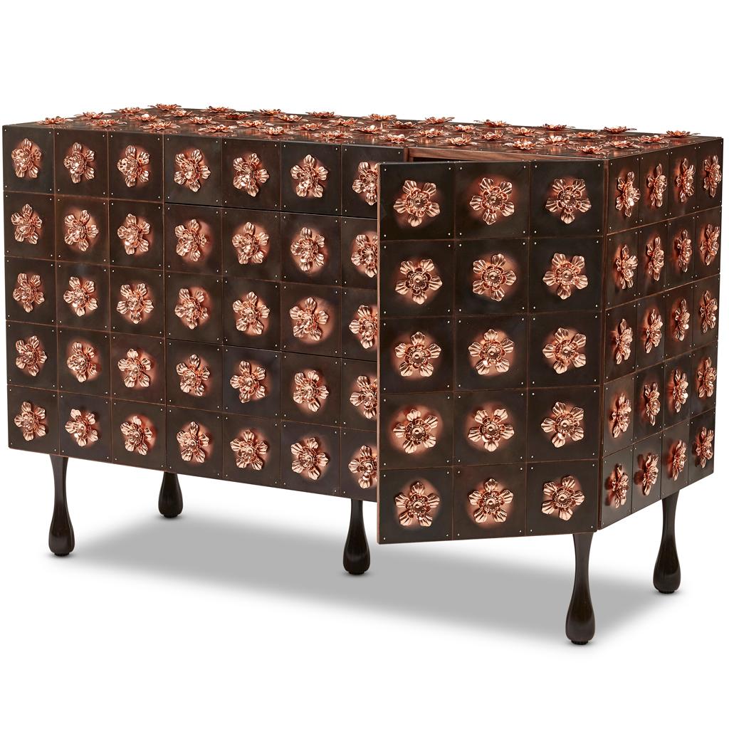 Sudafricano Credenza contemporanea con rosette in rame e acciaio brunito di Egg Designs in vendita