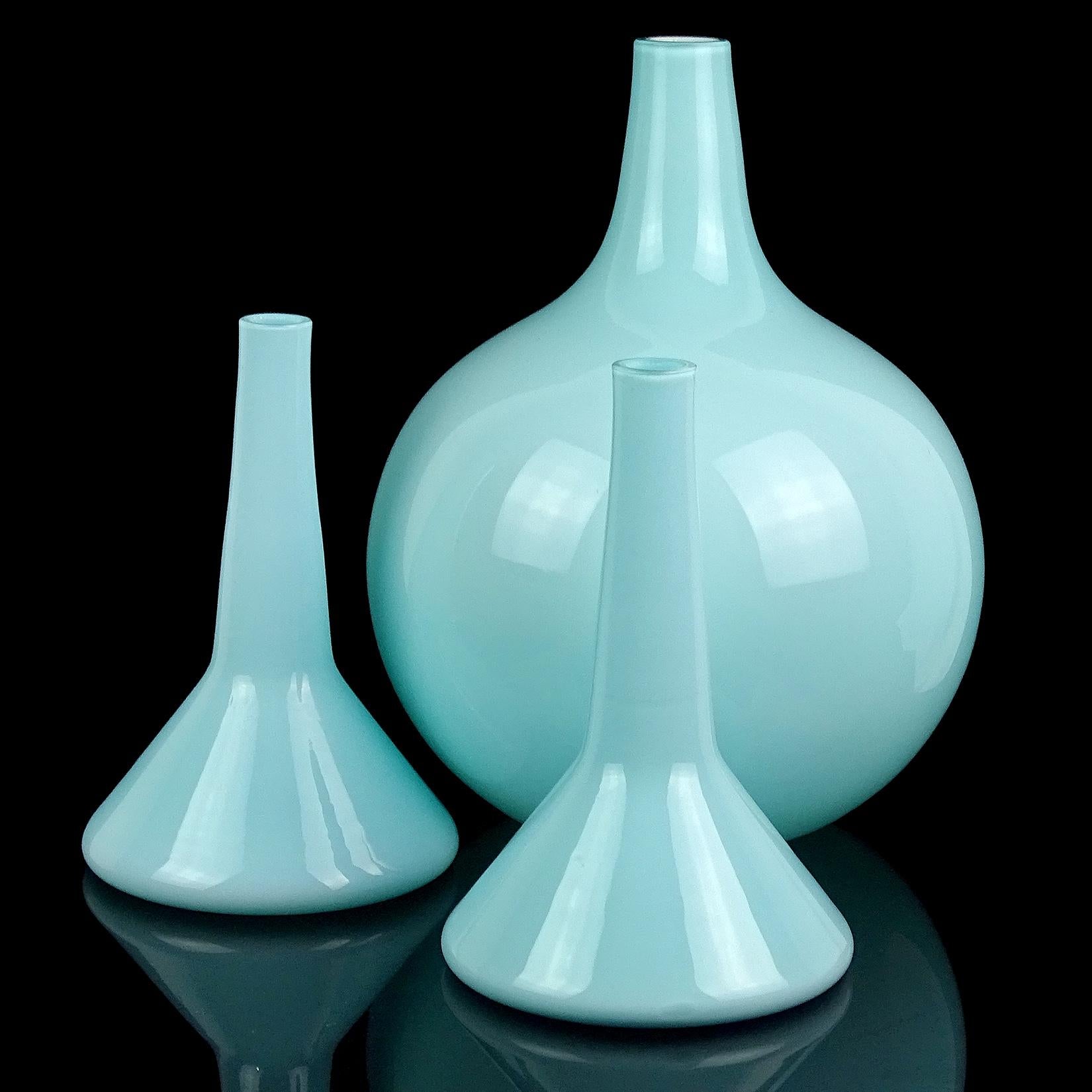 Fratelli Toso Murano Light Blue Italian Art Glass Beaker Shaped Flower Vases In Good Condition In Kissimmee, FL