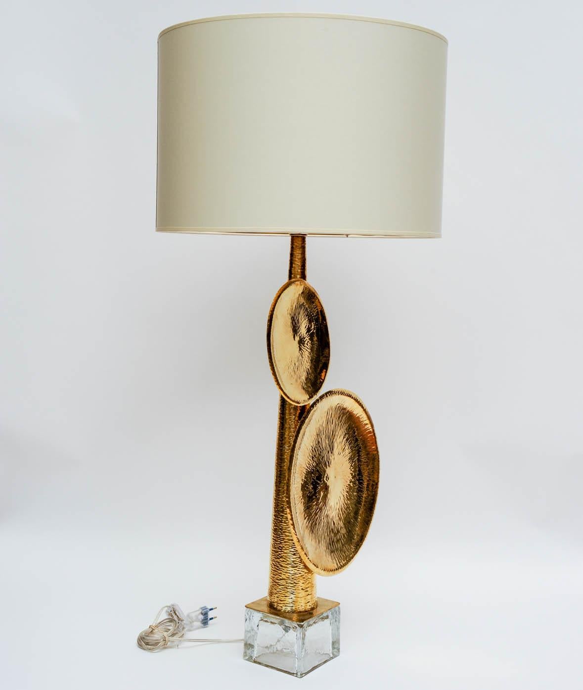 Pair of Hammered Brass and Murano Glass Table Lamps In Excellent Condition In Saint-Ouen, IDF
