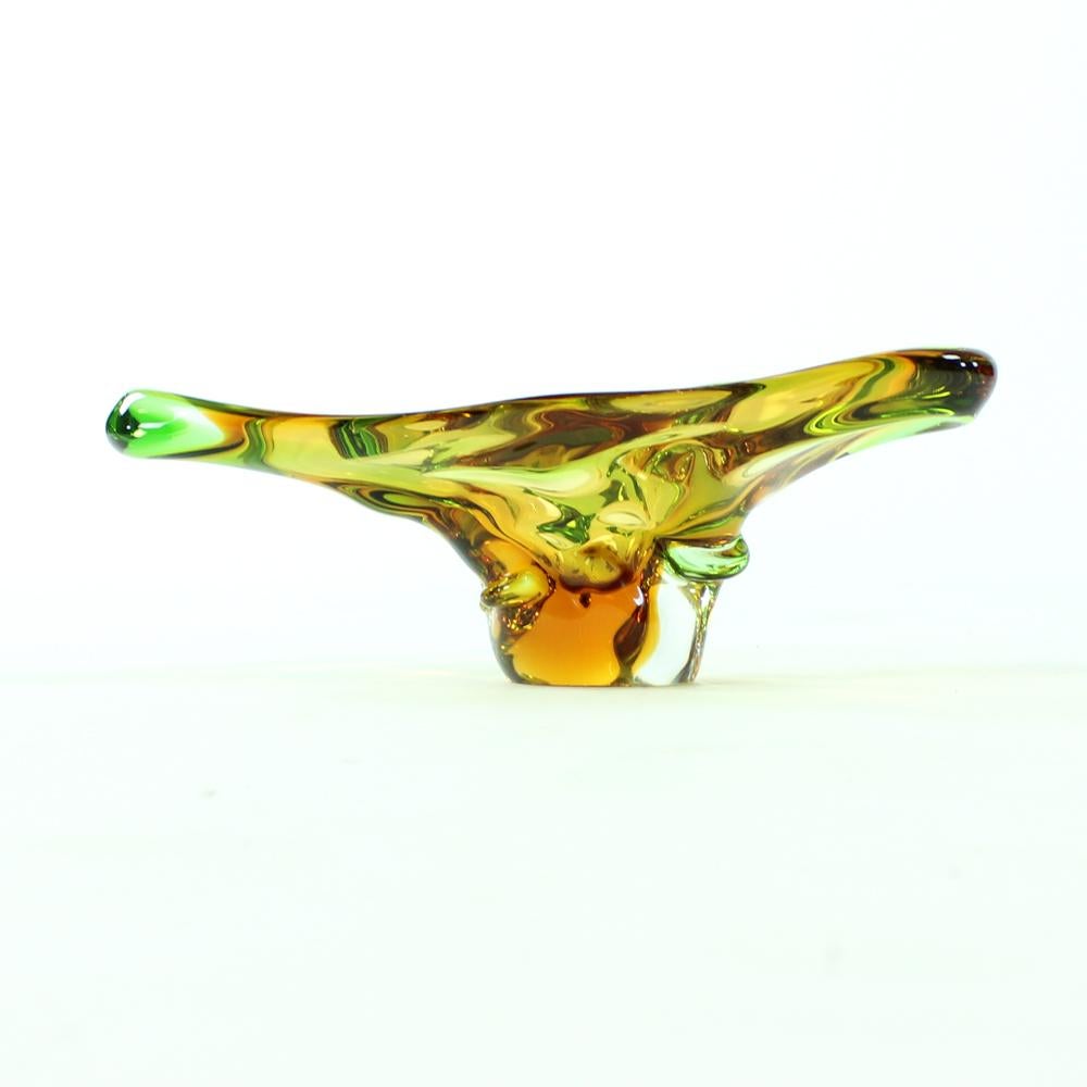 Glasschale aus Kunstglas von Frantisek Zemek für die Glasfabrik Mstisov, Tschechoslowakei im Zustand „Gut“ im Angebot in Zohor, SK