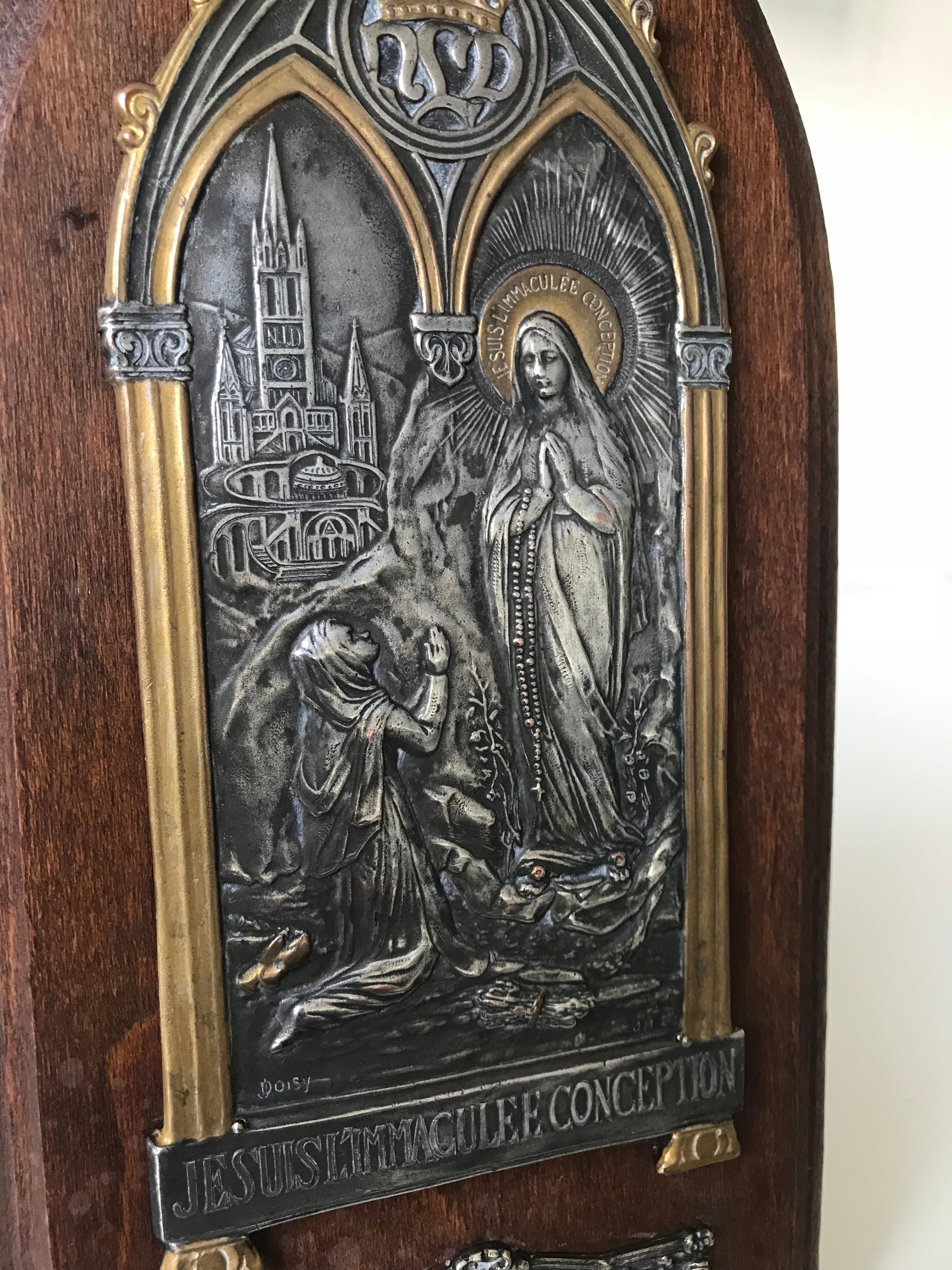 Silver Plate Plaque of Mary Notre Dame De Lourdes in Prayer W Wooden Easel Stand In Excellent Condition In Lisse, NL