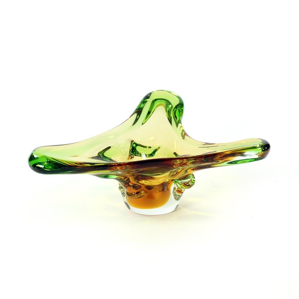 Glasschale aus Kunstglas von Frantisek Zemek für die Glasfabrik Mstisov, Tschechoslowakei (20. Jahrhundert) im Angebot