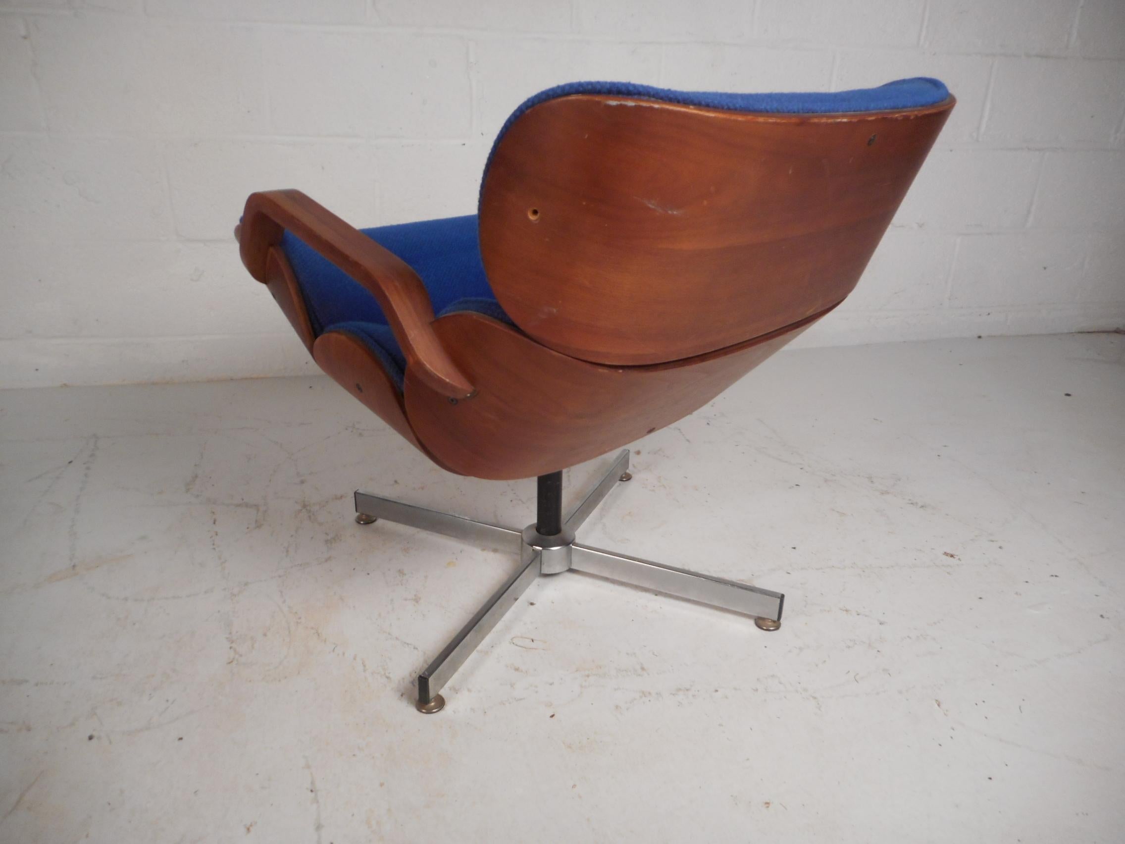 Mid-Century Modern Eames Style Swivel Lounge Chair and Ottoman In Good Condition In Brooklyn, NY