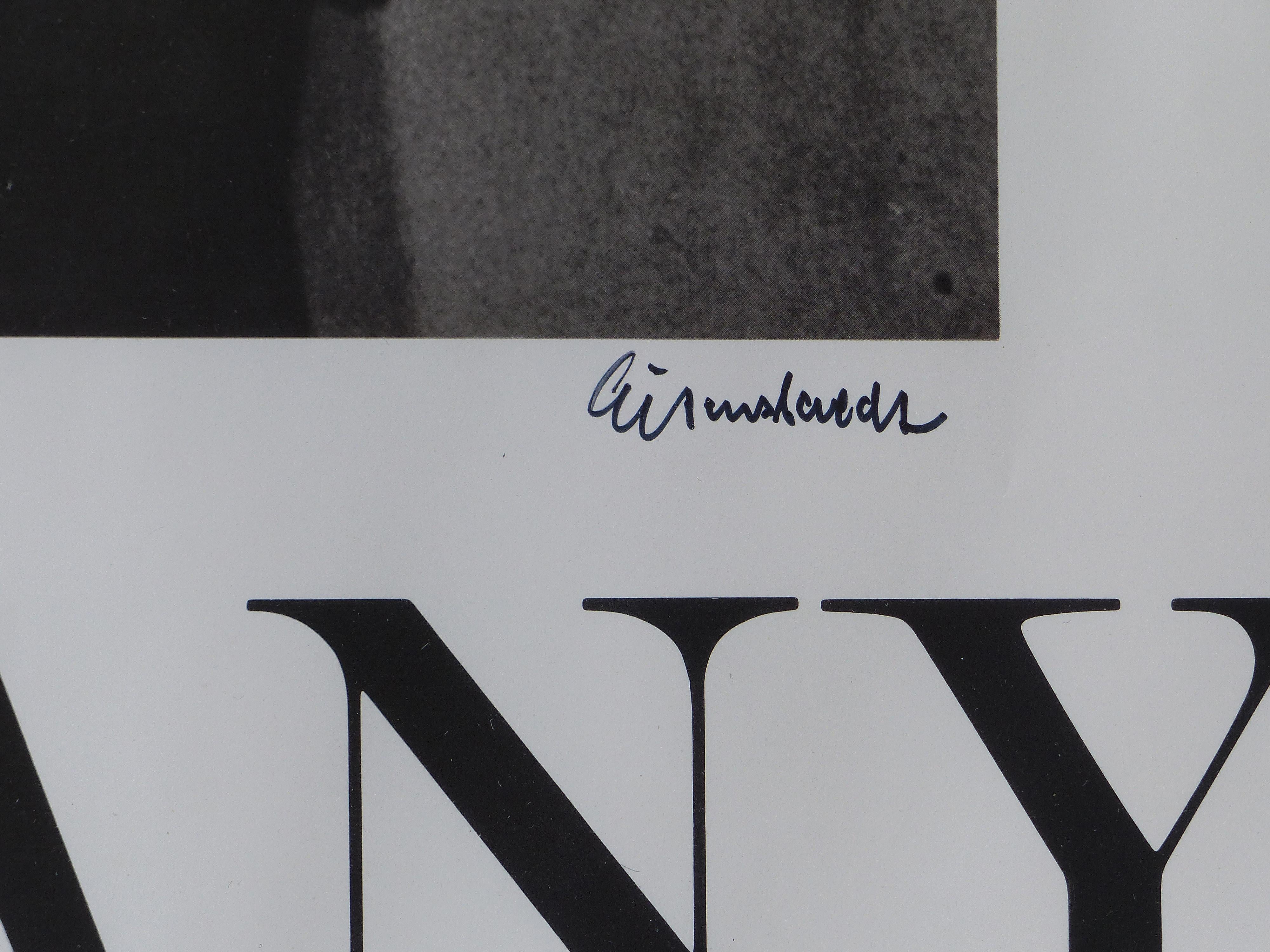 Papier Poster de Marlene Dietrich par Alfred Eisenstaedt, signé à la main par le photographe