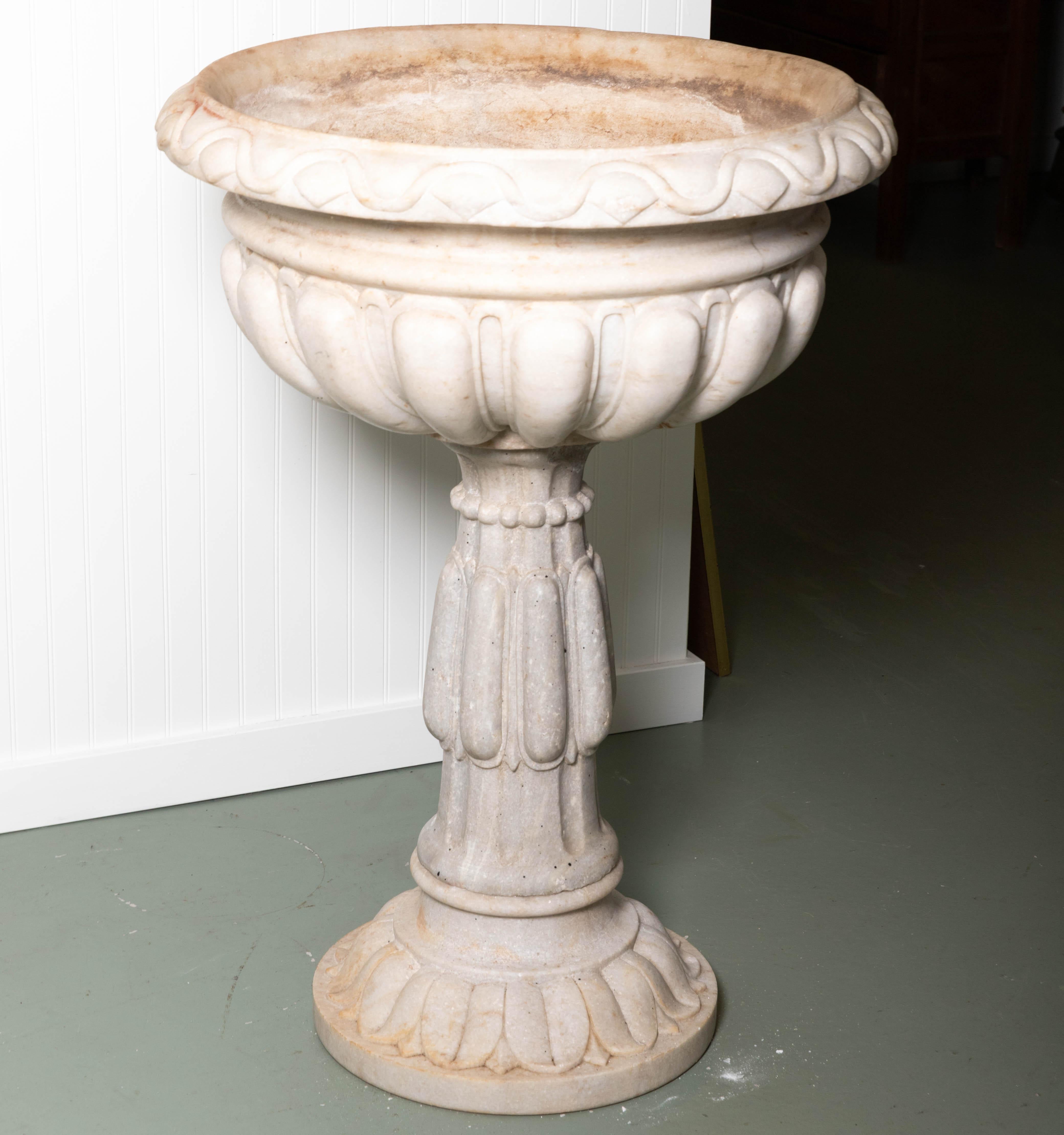 18th Century Italian Renaissance Baptismal Marble Urn For Sale 4
