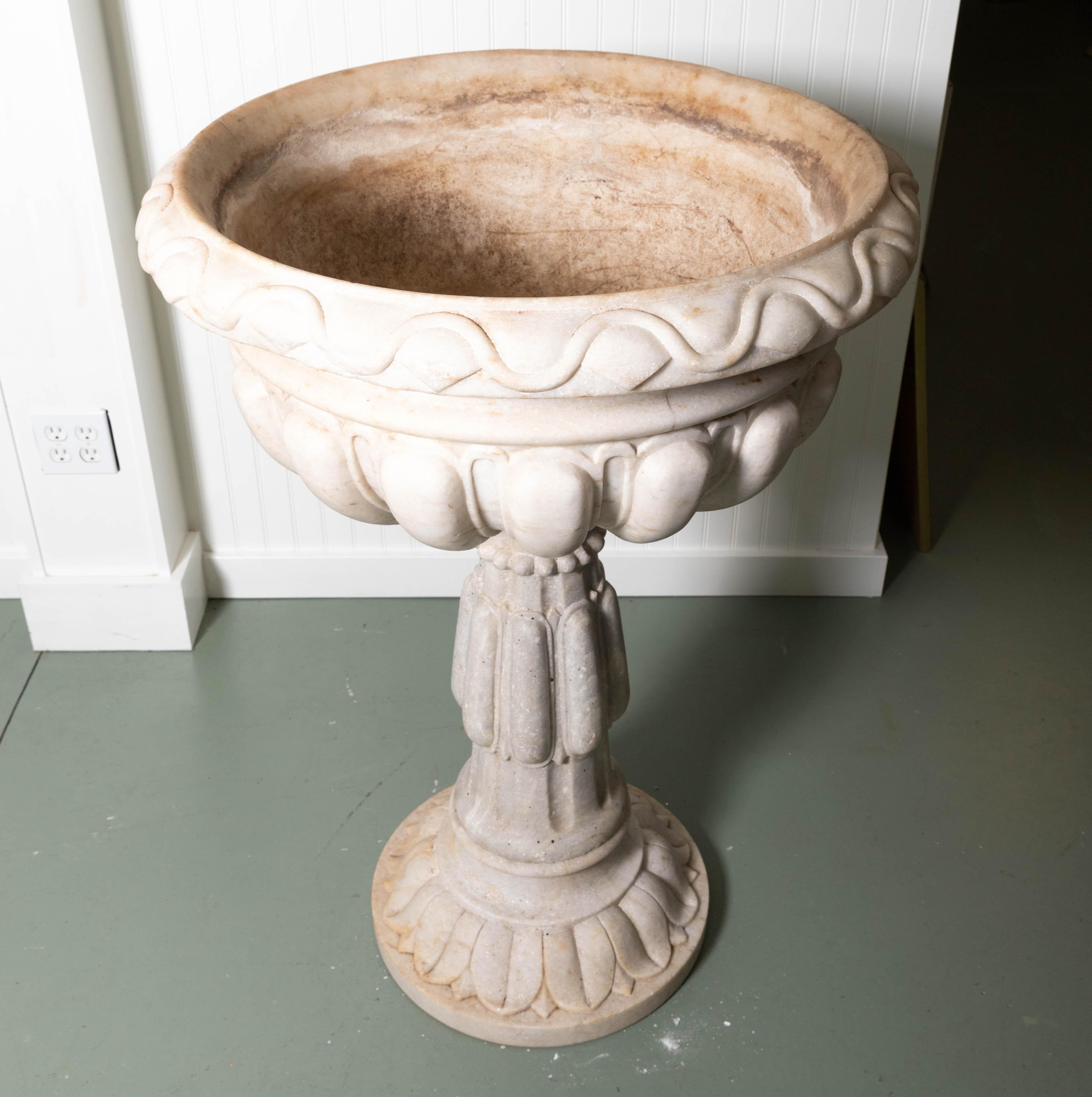 18th Century Italian Renaissance Baptismal Marble Urn For Sale 5