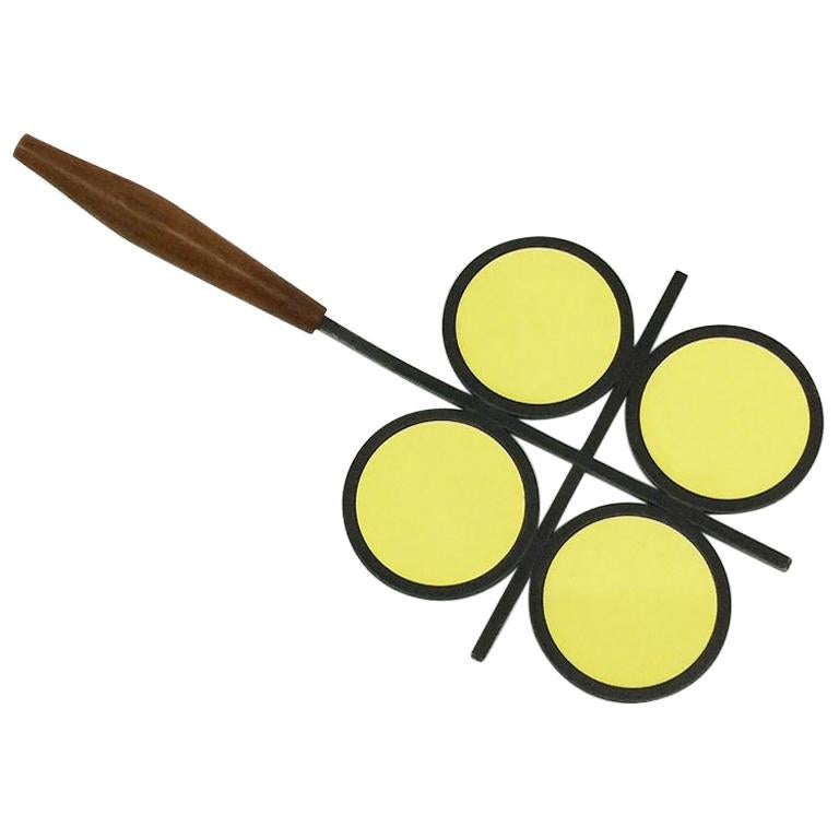 Salvamanteles amarillo de hierro fundido y teca de Laurids Lonborg, Dinamarca, Años 60