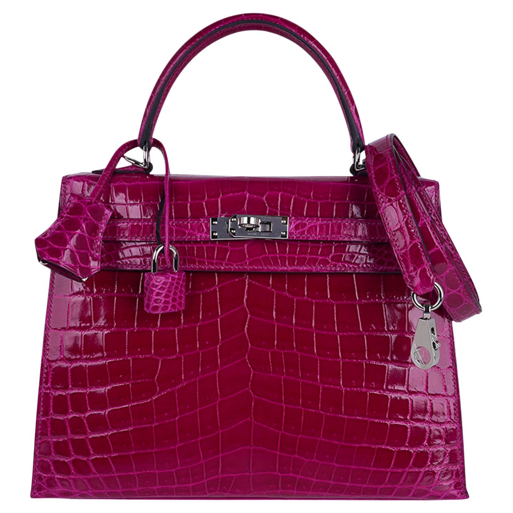 Sac Hermès Kelly 25 Sellier Rose Pourpre en cuir de crocodile avec  accessoires en palladium En vente sur 1stDibs