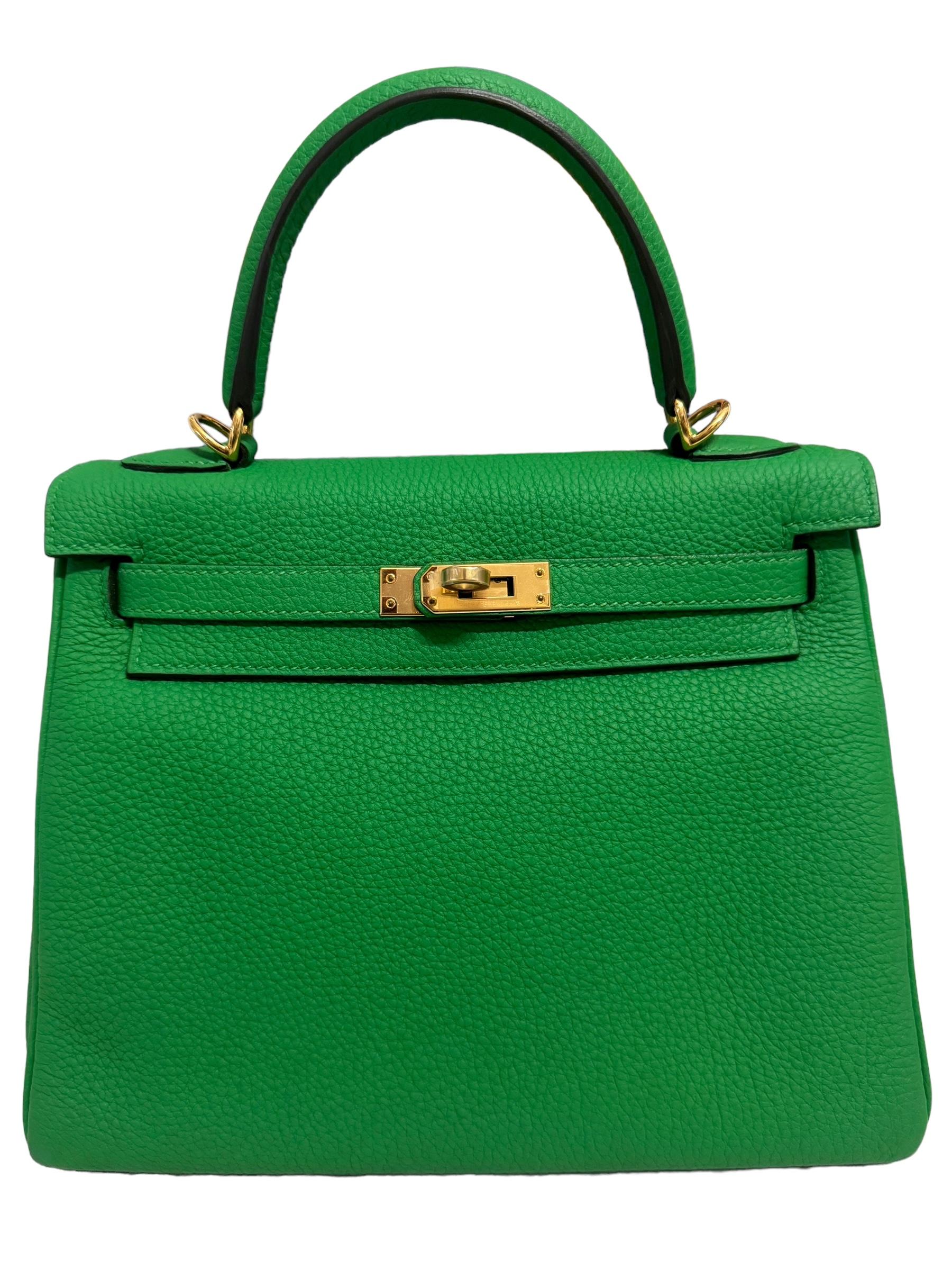 ¡Impresionante y uno de los colores más codiciados y difíciles de conseguir! Como Nuevo Hermes Kelly 25 Bambú Togo Cuero Herrajes de Oro. Sello 2020. Consulta todas las fotos para ver el estado detallado.

Compra con confianza en Lux Addicts.