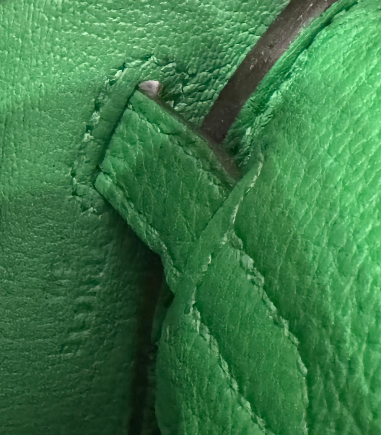 Hermès - Sac Kelly 25 en cuir togo vert bambou et accessoires dorés, état neuf 4