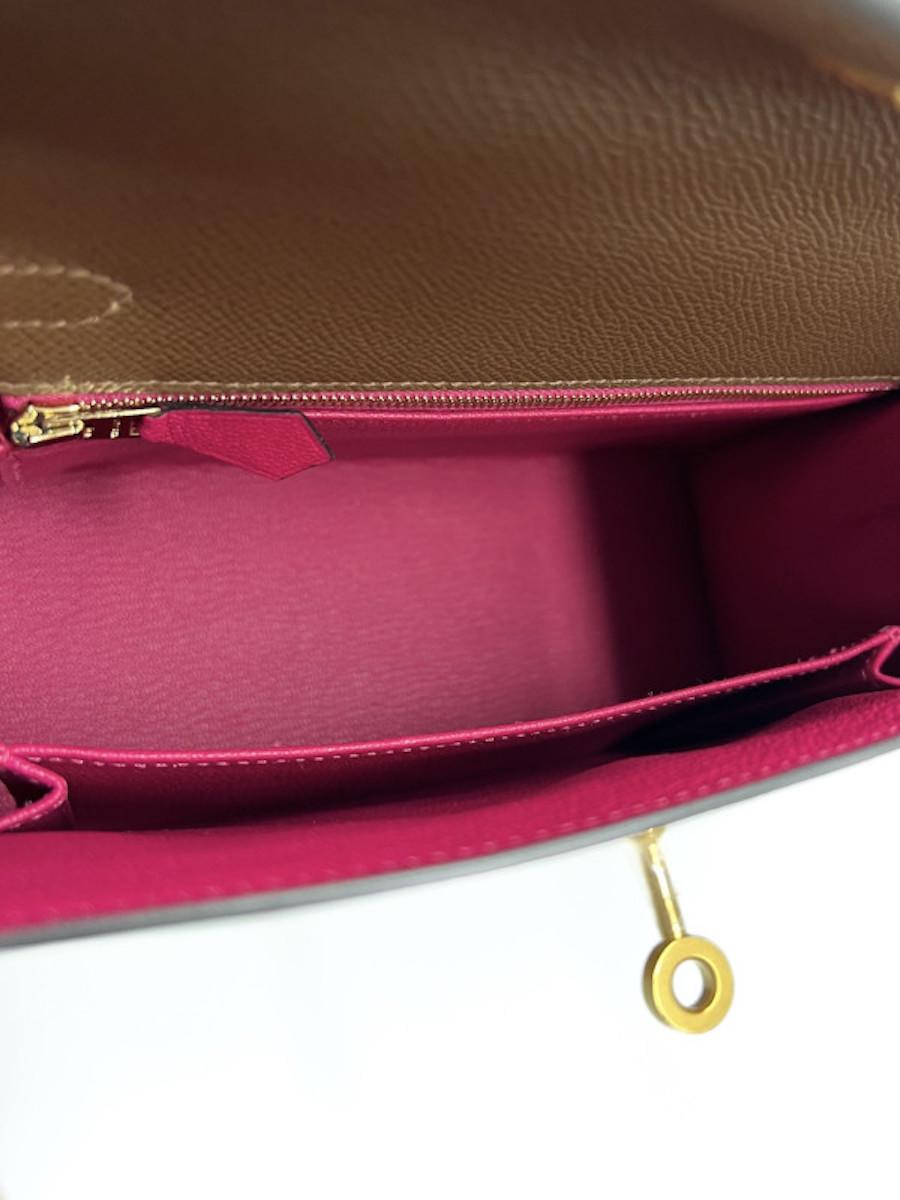 Special order Horseshoe HERMES Kelly 25 sellier Biscuit, delivered in its original Hermes dustbag and box.

Condition : never worn (plastic on the hardware)
Made in France
Collection : Kelly
Size : 25
Material : epsom leather
Interior : extreme pink